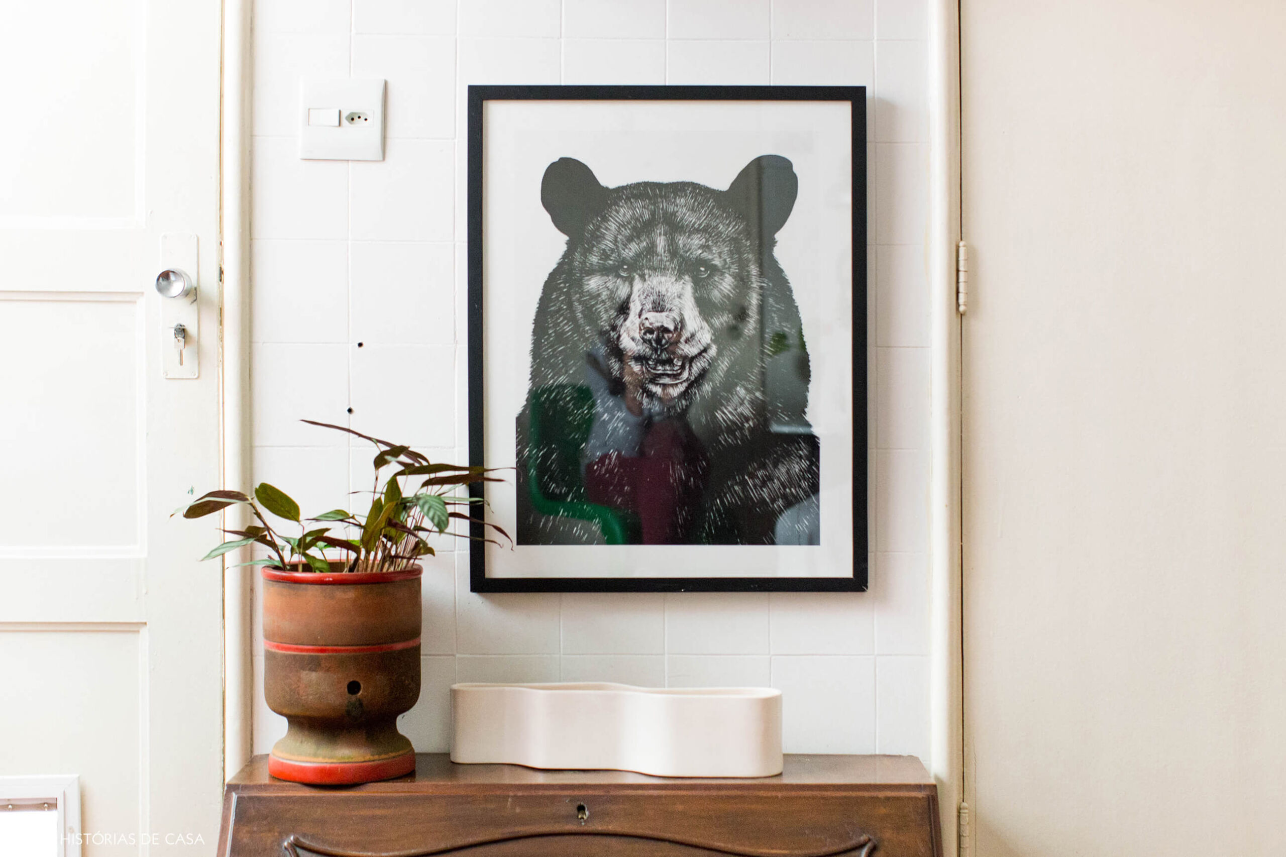 Cozinha com quadro de urso e filtro de barro