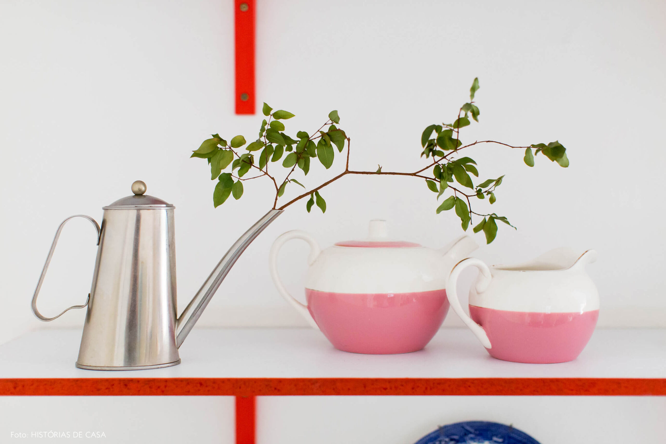 Cozinha com prateleiras coloridas e abertas