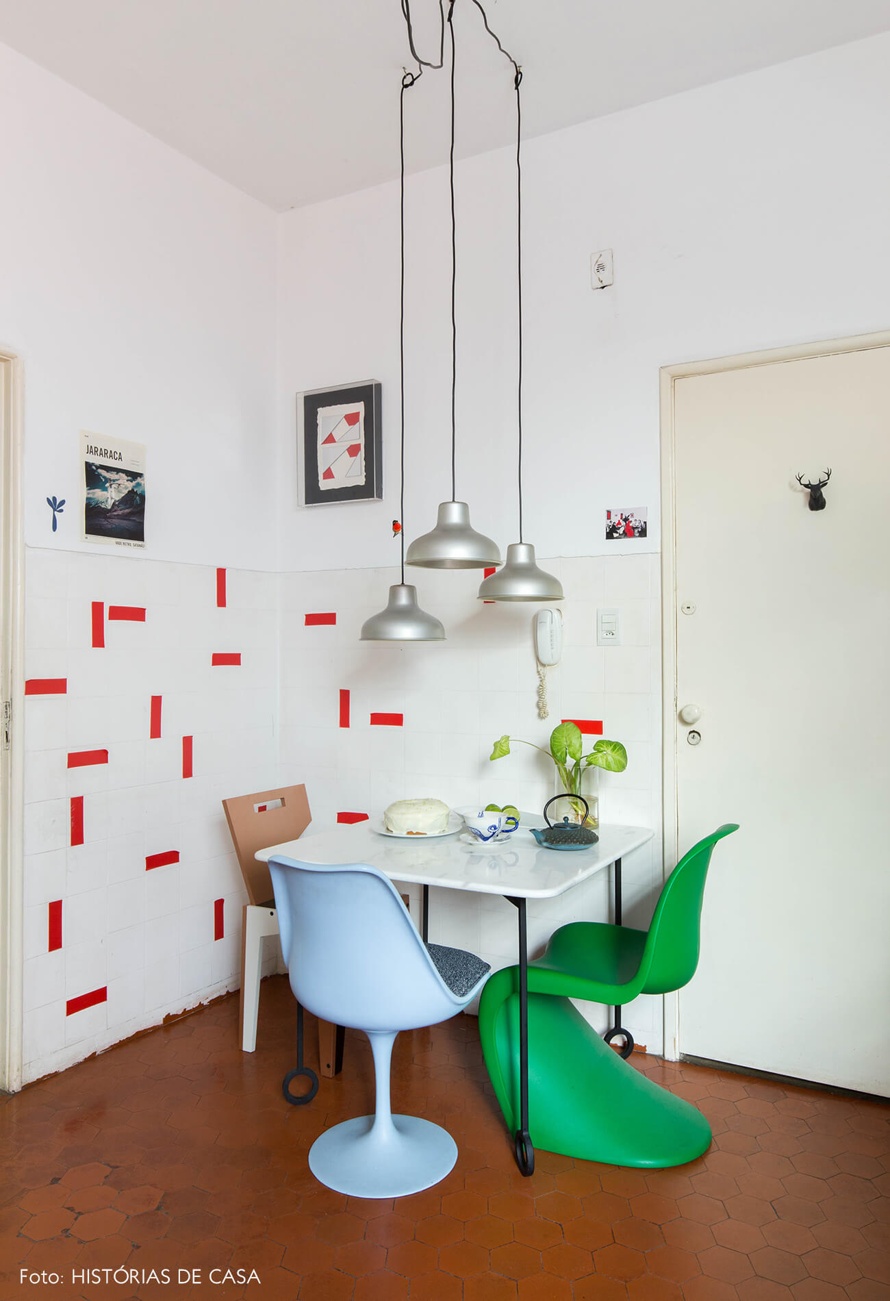 Cozinha com mesa pequena e azulejos com adesivos