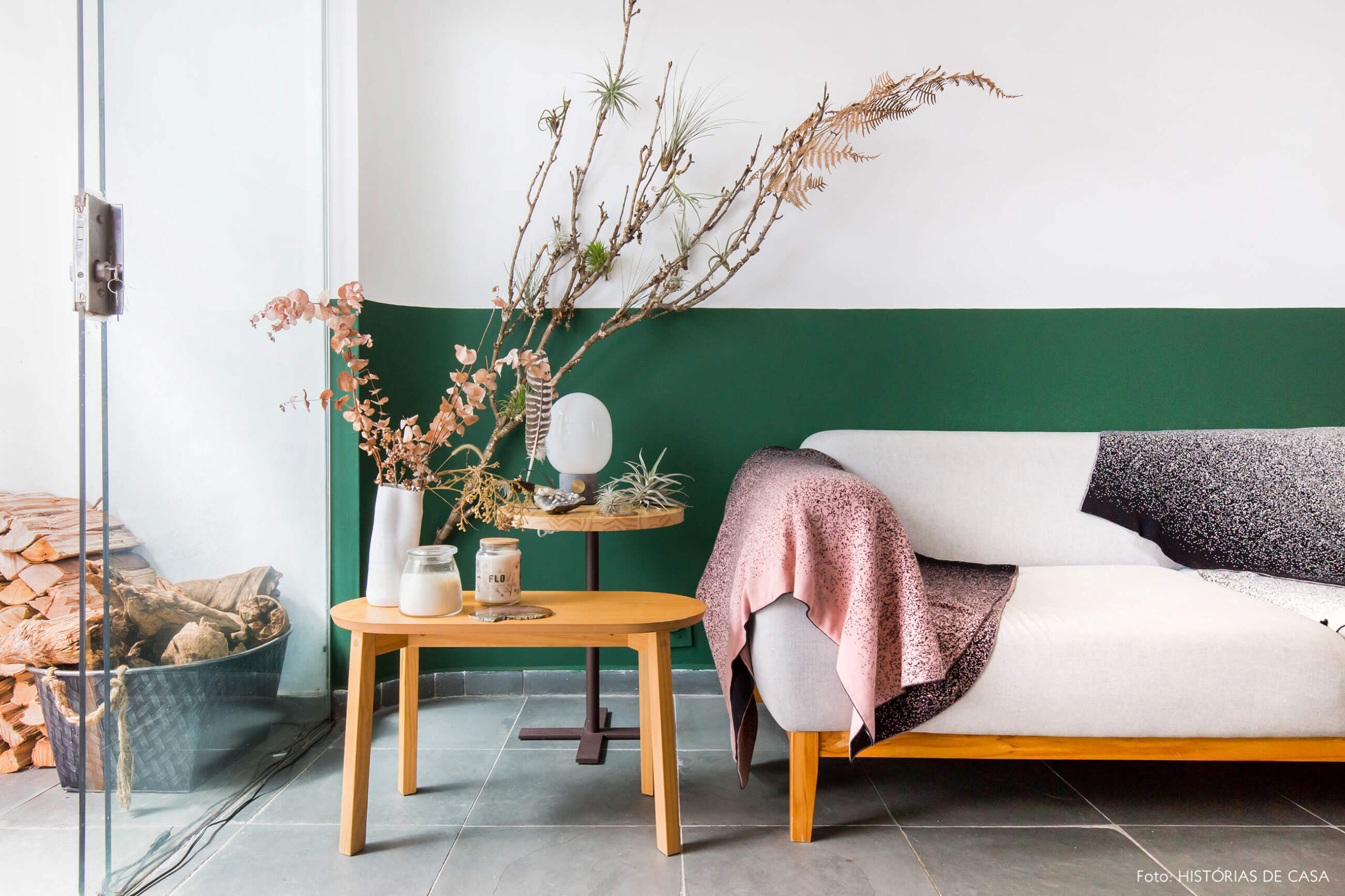Sala com plantas e meia parede pintada de verde
