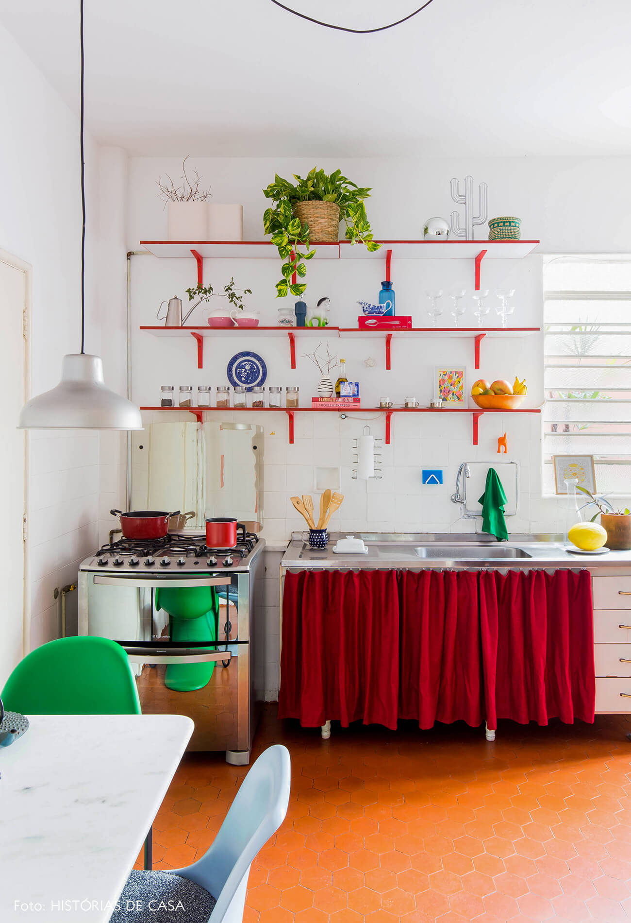 Cozinha com prateleiras coloridas e abertas