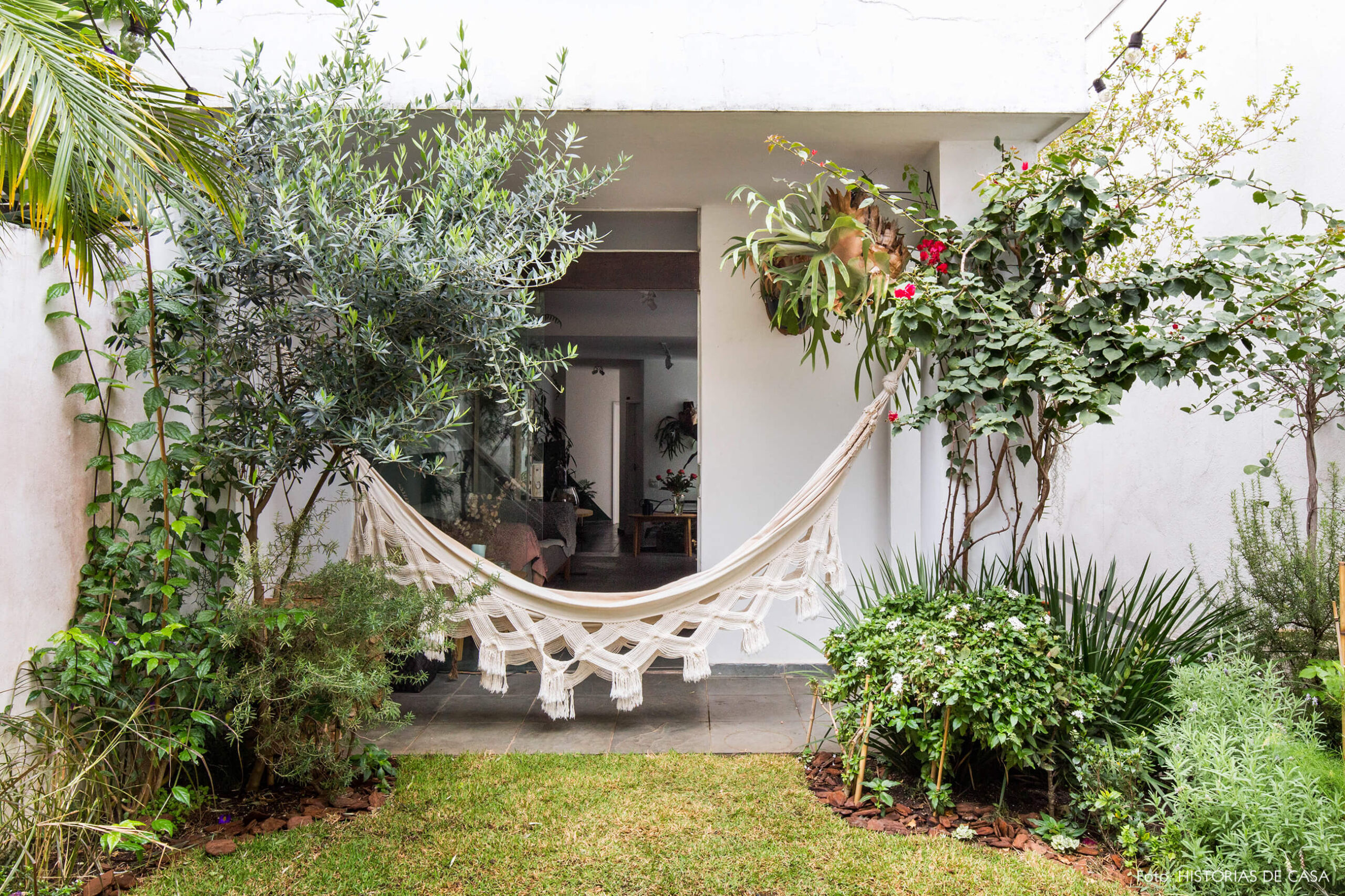 Casa com jardim dos fundos e rede de balanço