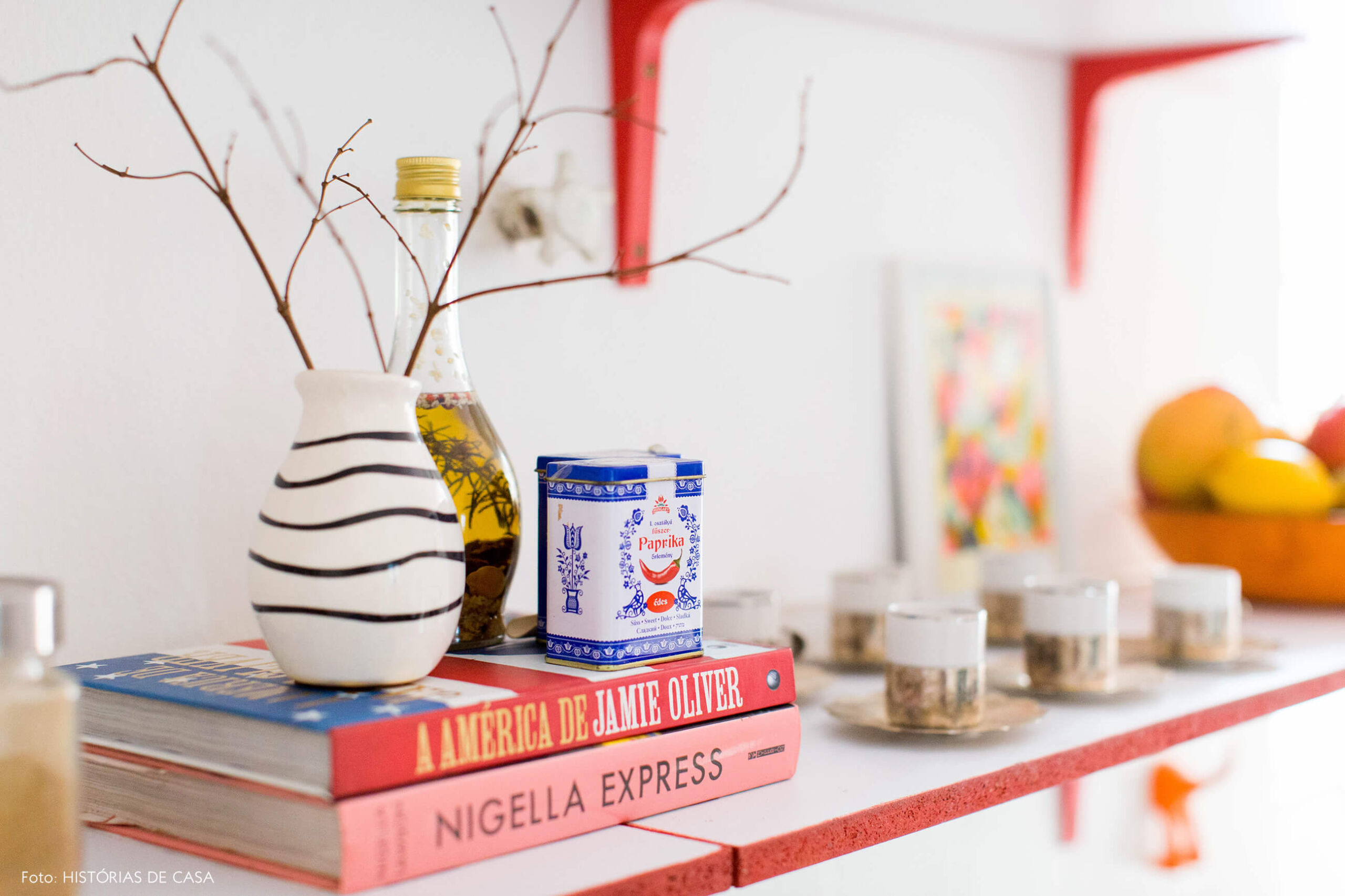 Cozinha com prateleiras coloridas e abertas