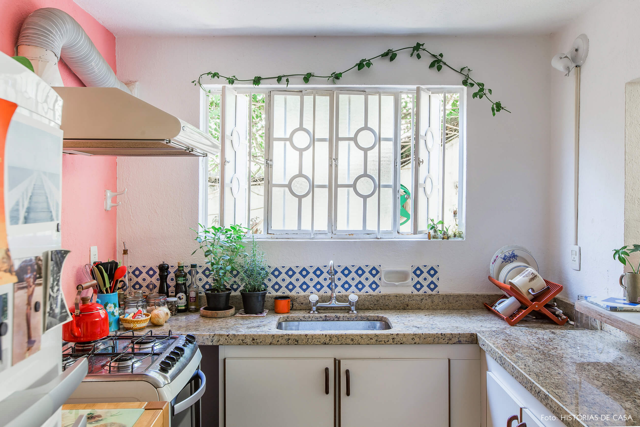 Cozinha antiga com janela de ferro e plantas