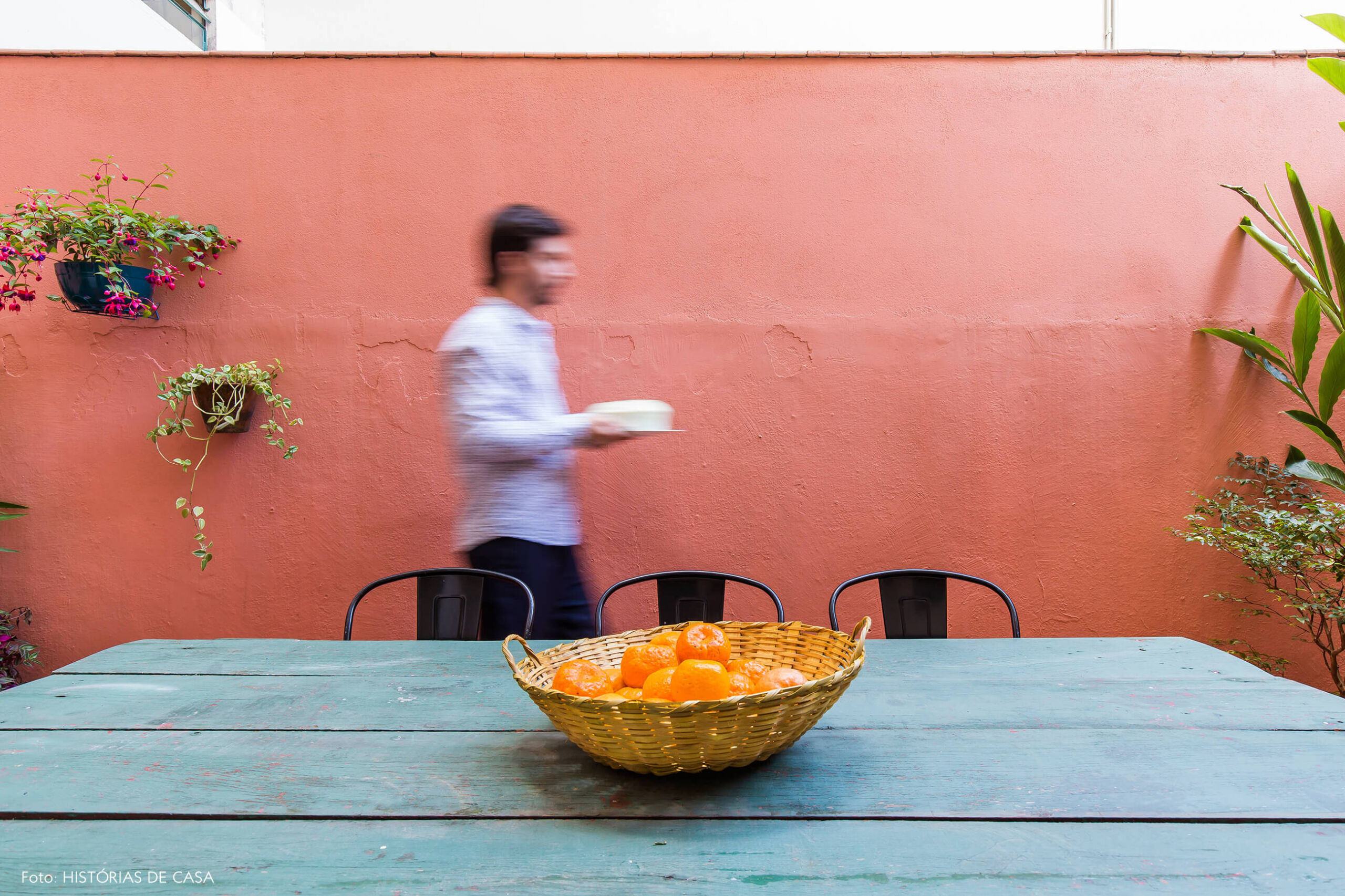 Quintal de apartamento com paredes coloridas