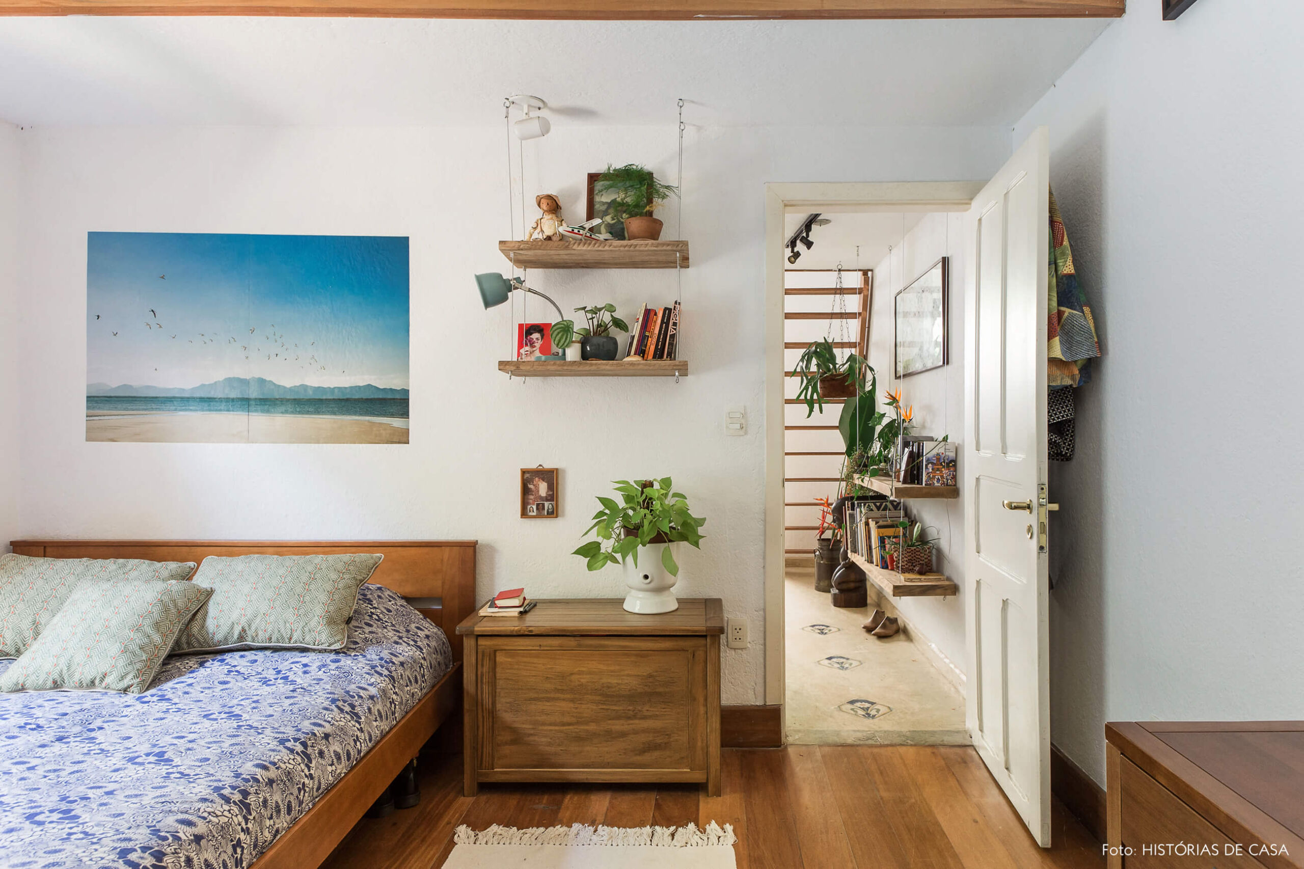 Quarto com móveis antigos de madeira