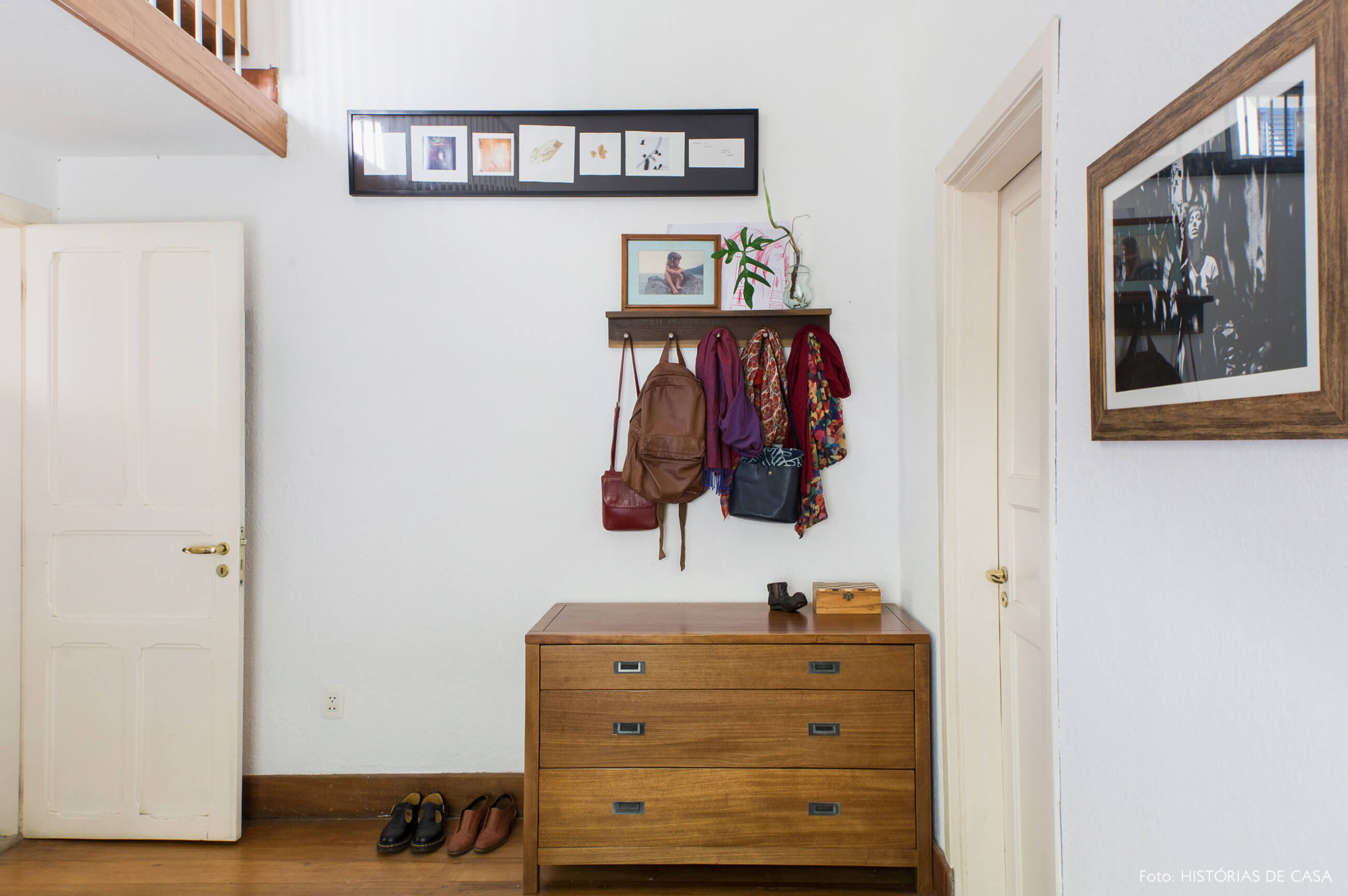 Quarto com cômoda antiga de madeira