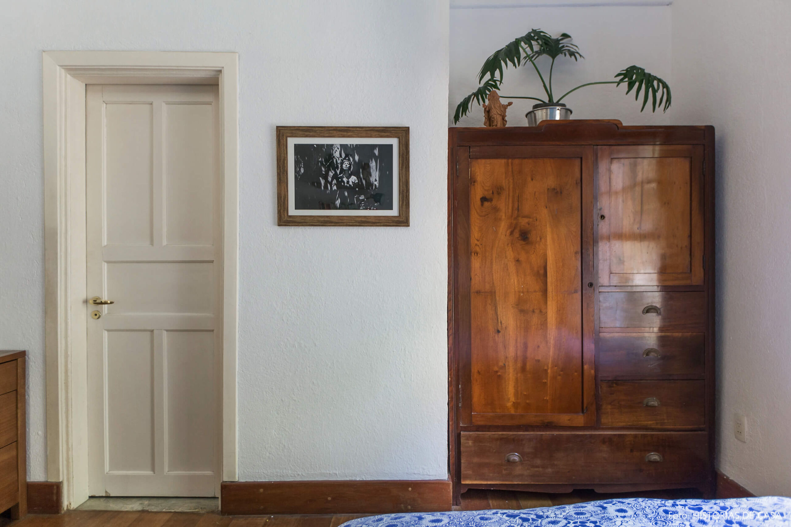 Quarto com armário antigo de madeira