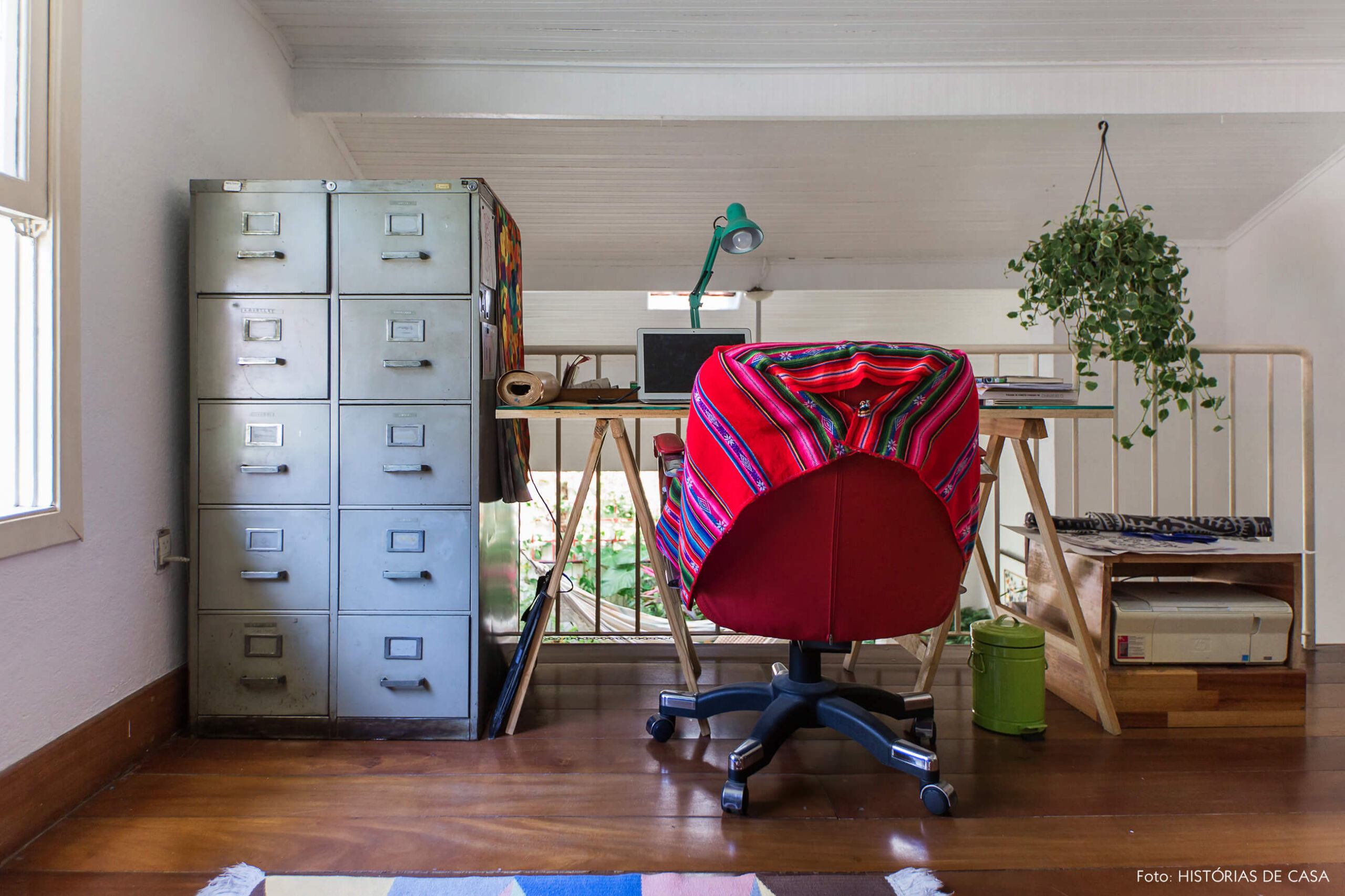 Mezanino com home office e gaveteiro metálico