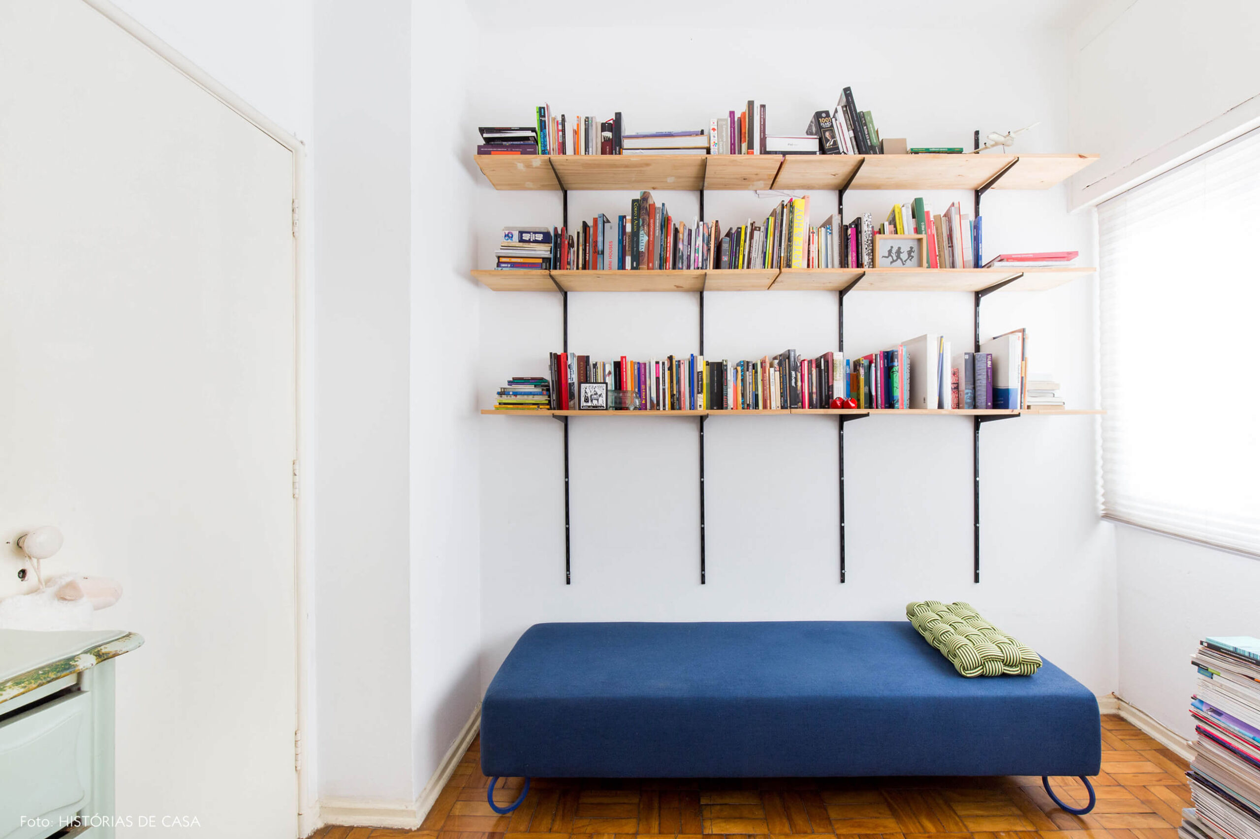 Home office com estante de trilho na parede