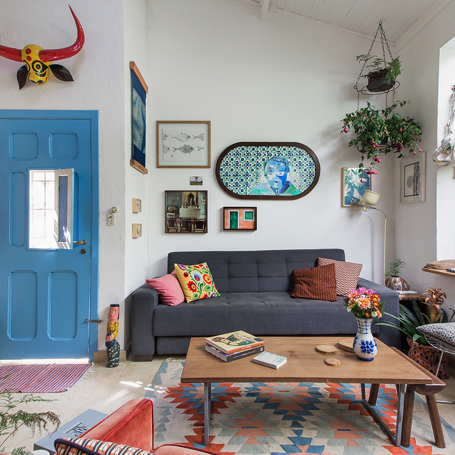 Casa com clima de interior e decoração colorida