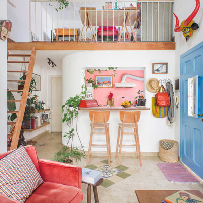 Casa colorida com mezanino e cozinha americana