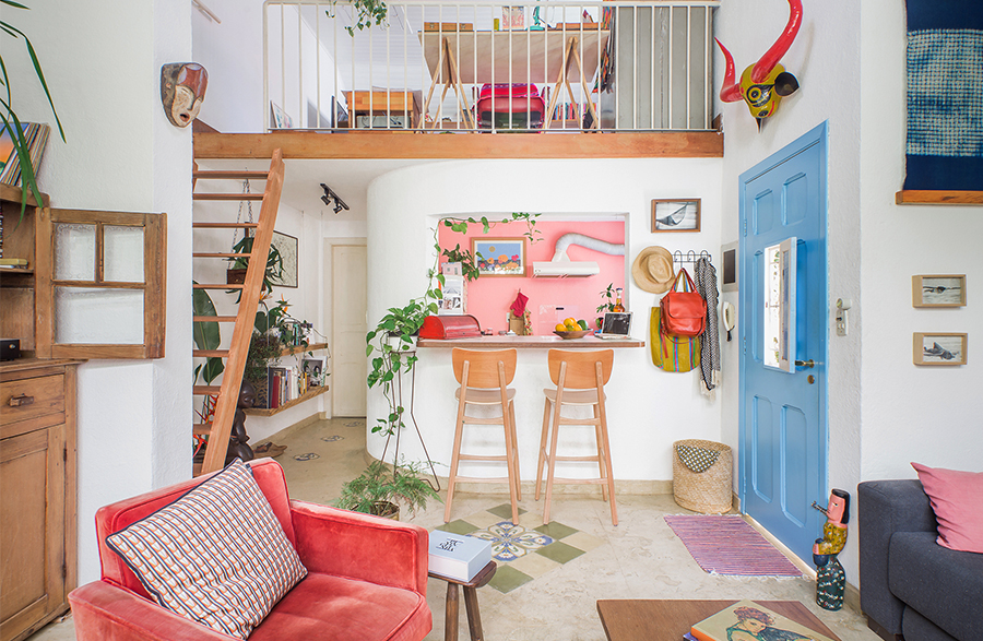 Casa colorida com mezanino e cozinha americana