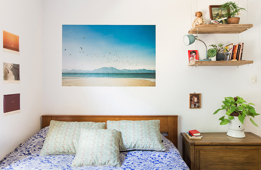 Quarto com lambe-lambe sobre a cama
