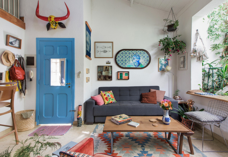 Casa com clima de interior e decoração colorida
