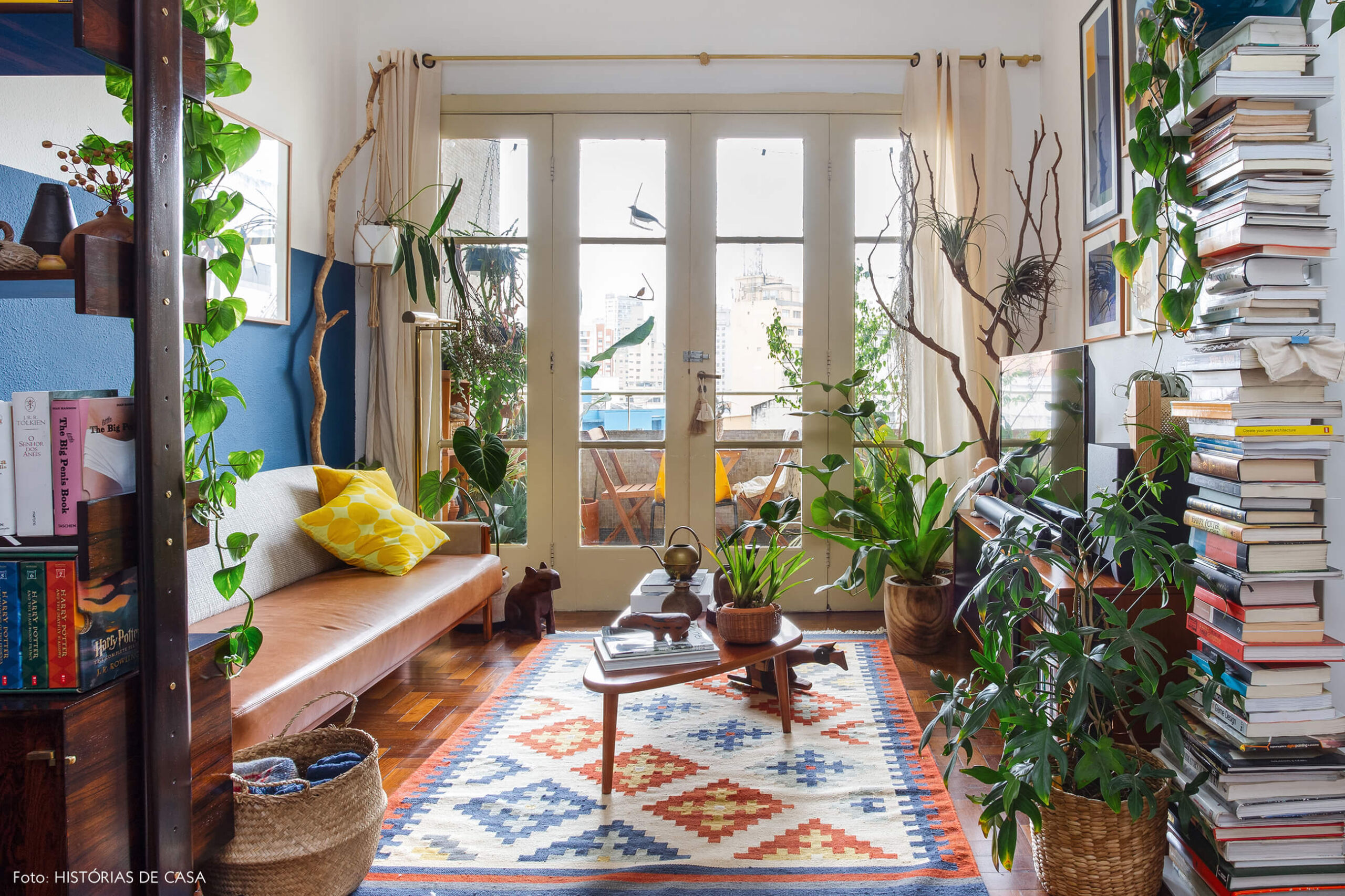 Sala colorida com móveis vintage e plantas