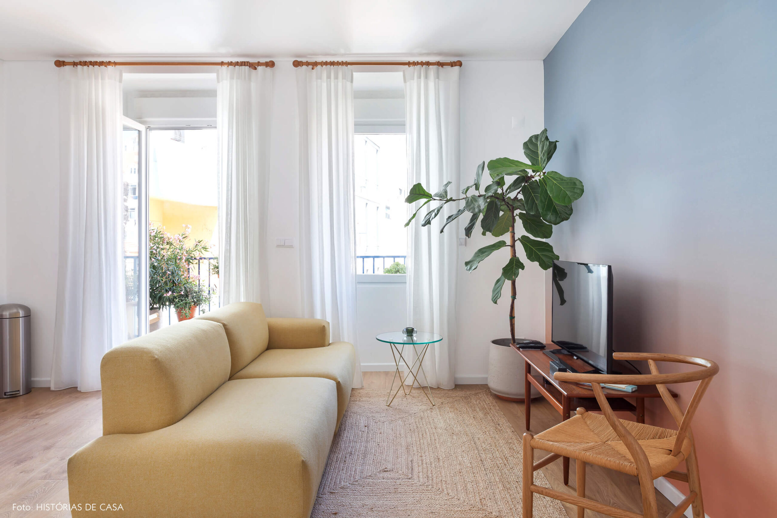 Sala com papel de parede degradê