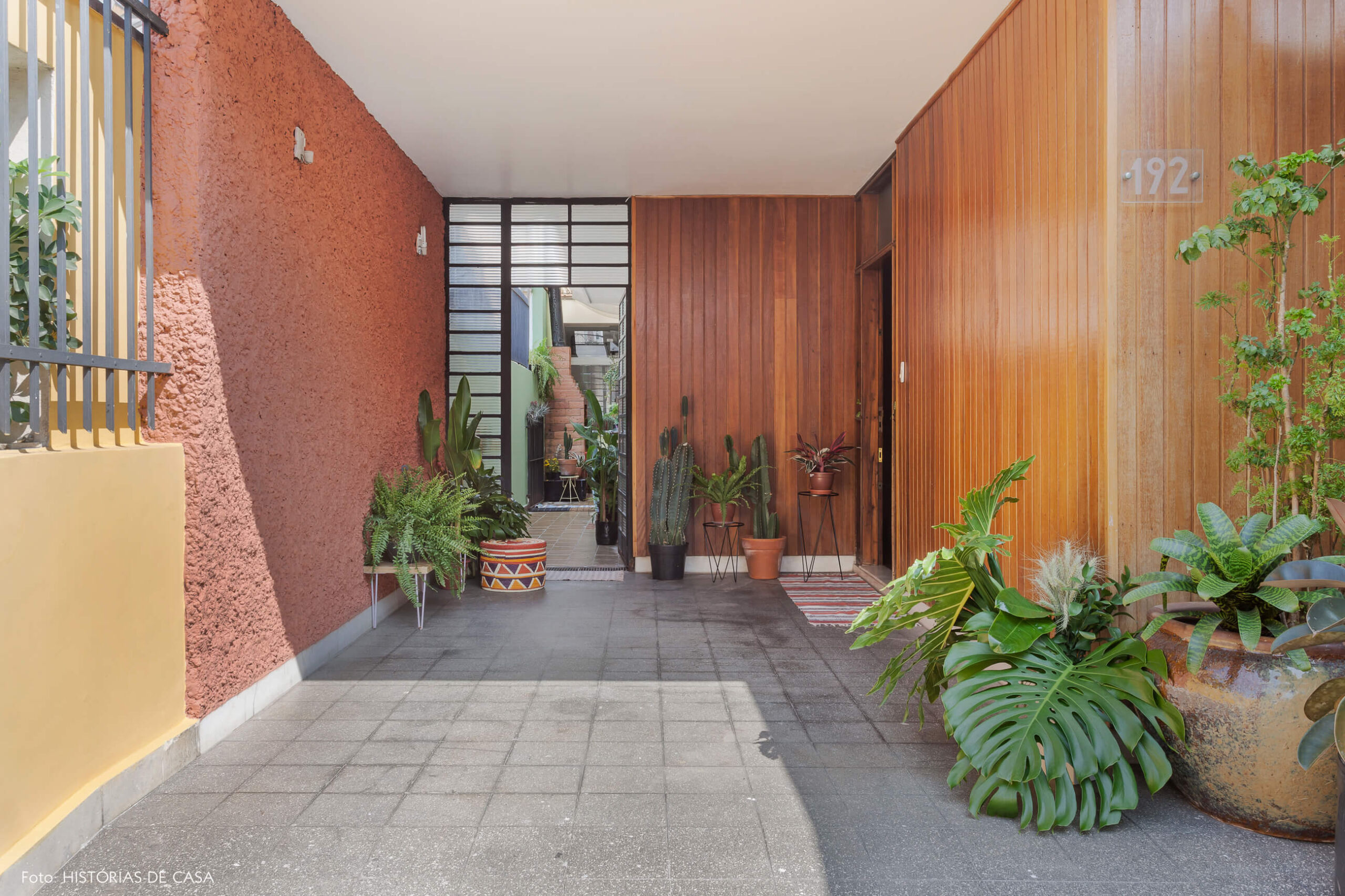 Casa antiga com fachada colorida e painel de madeira