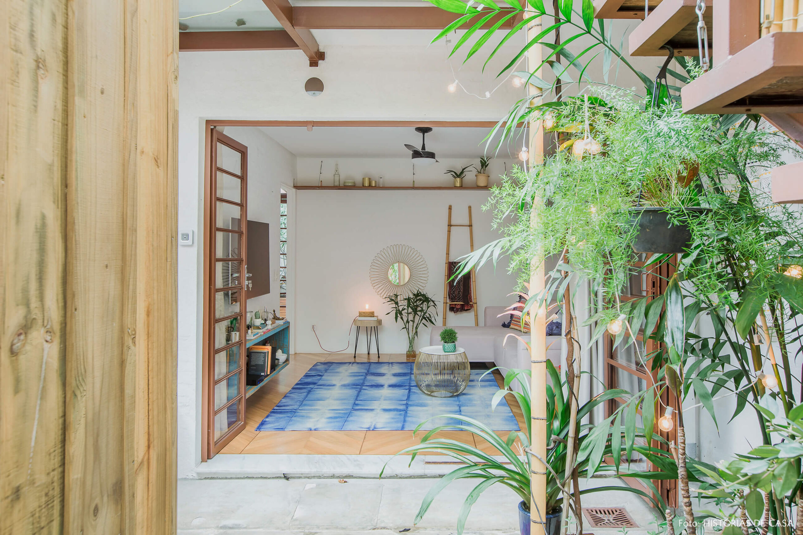 Casa com quintal e decoração colorida