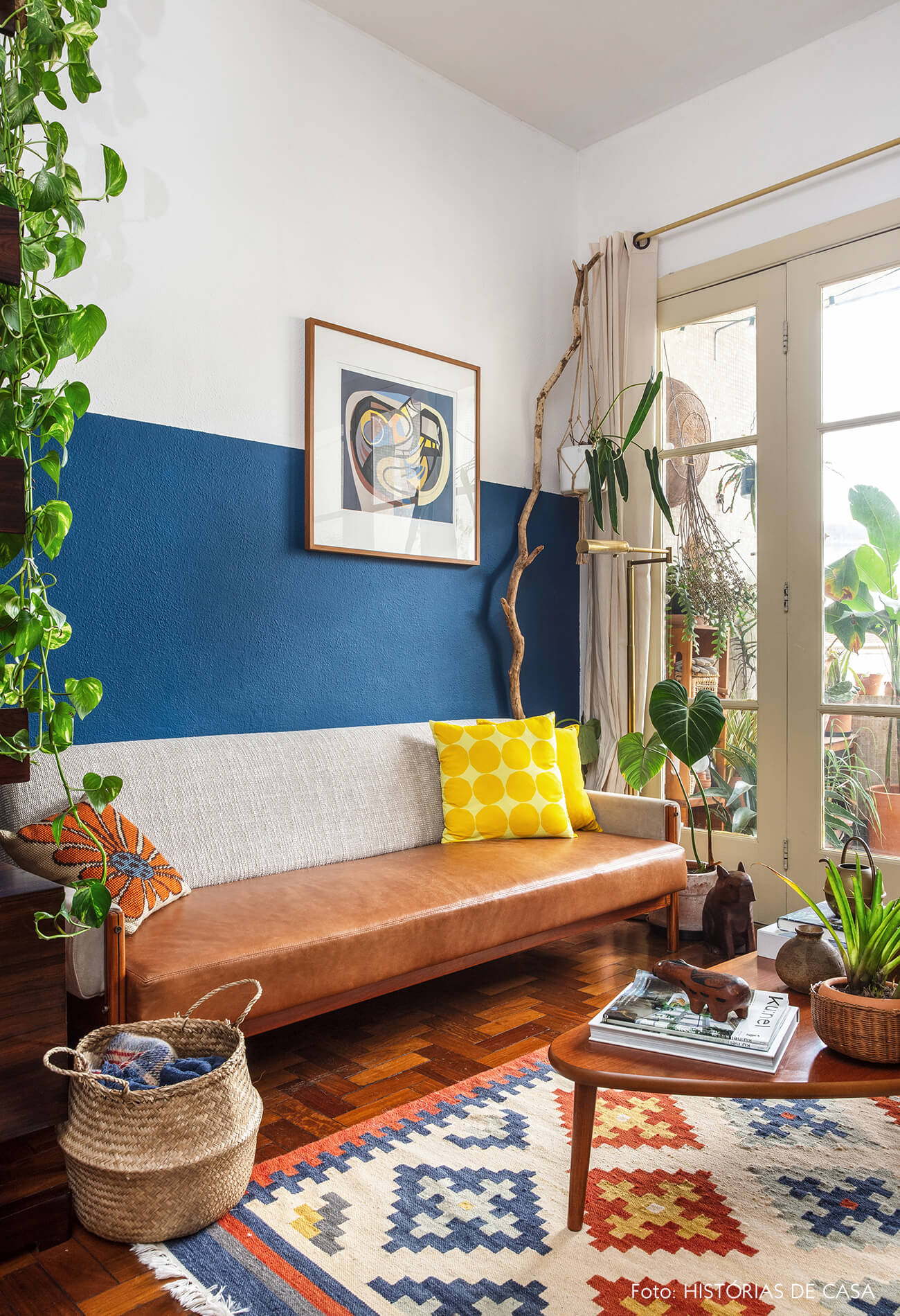 Sala colorida com móveis vintage e plantas