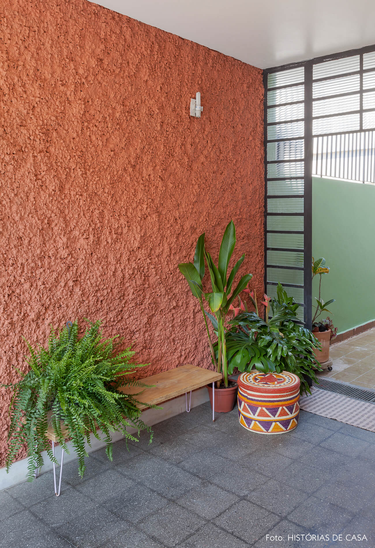 Casa antiga com fachada colorida e painel de madeira