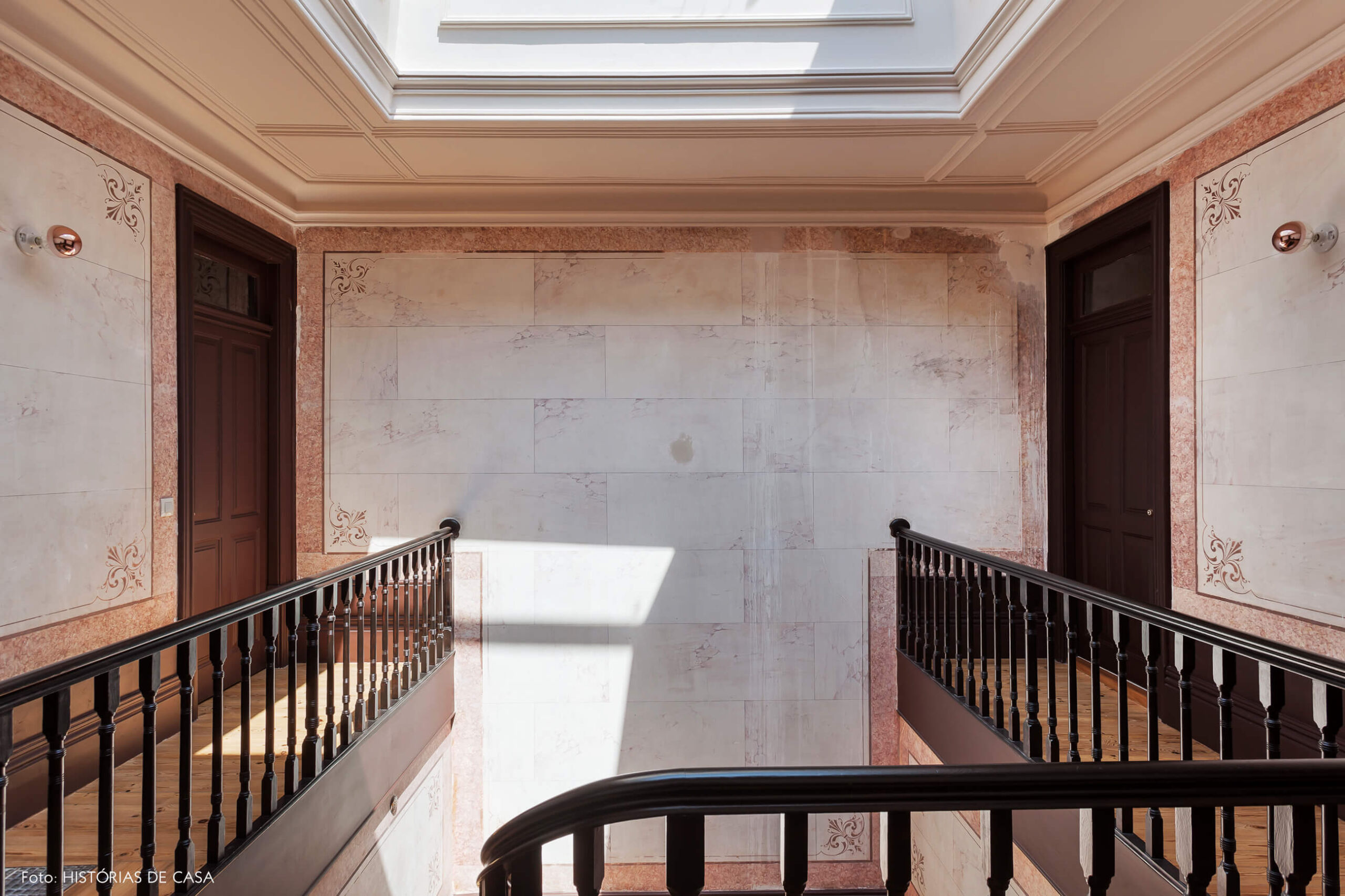 Hall de escada com claraboia