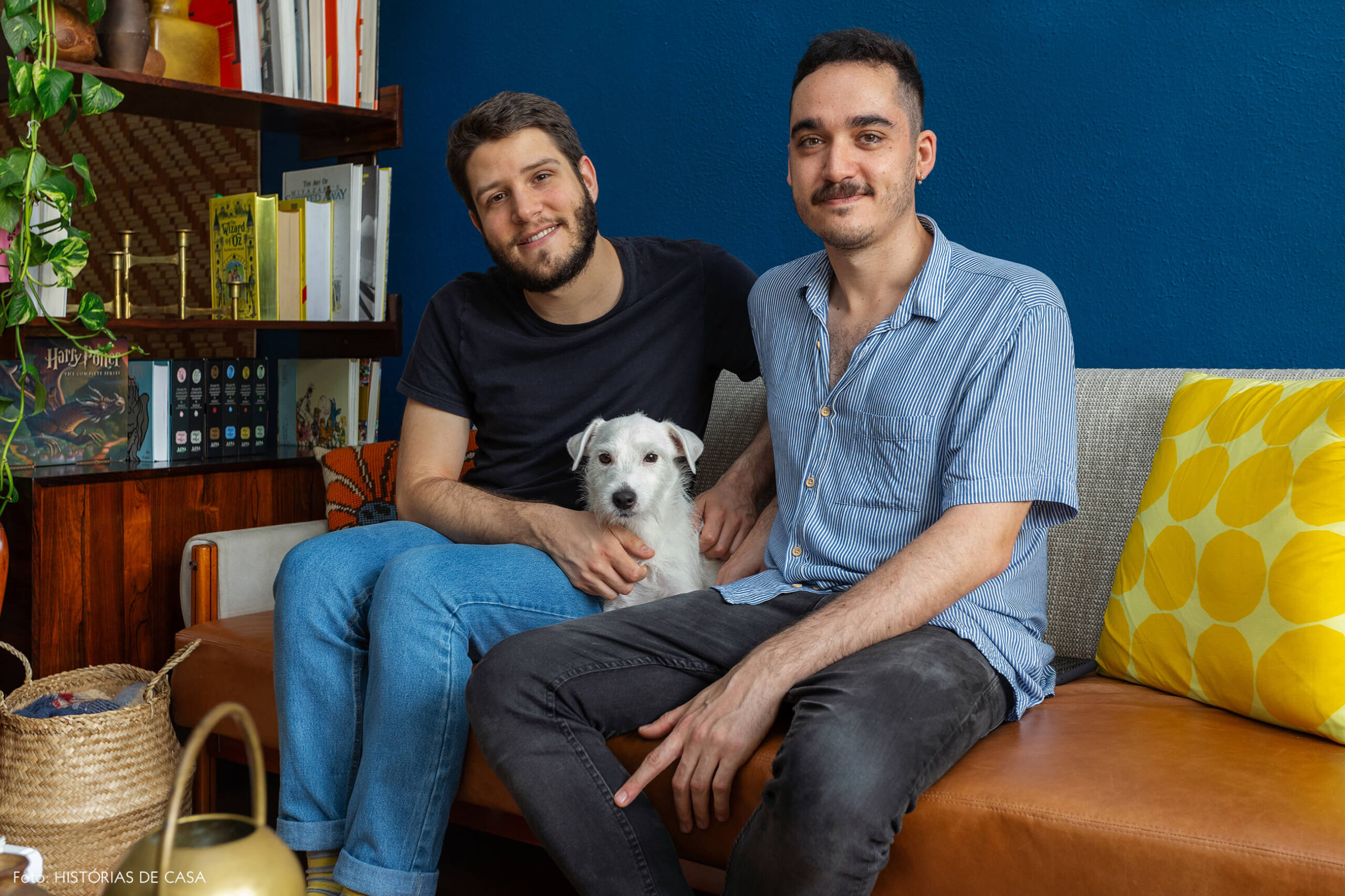 Sala colorida com móveis vintage e plantas