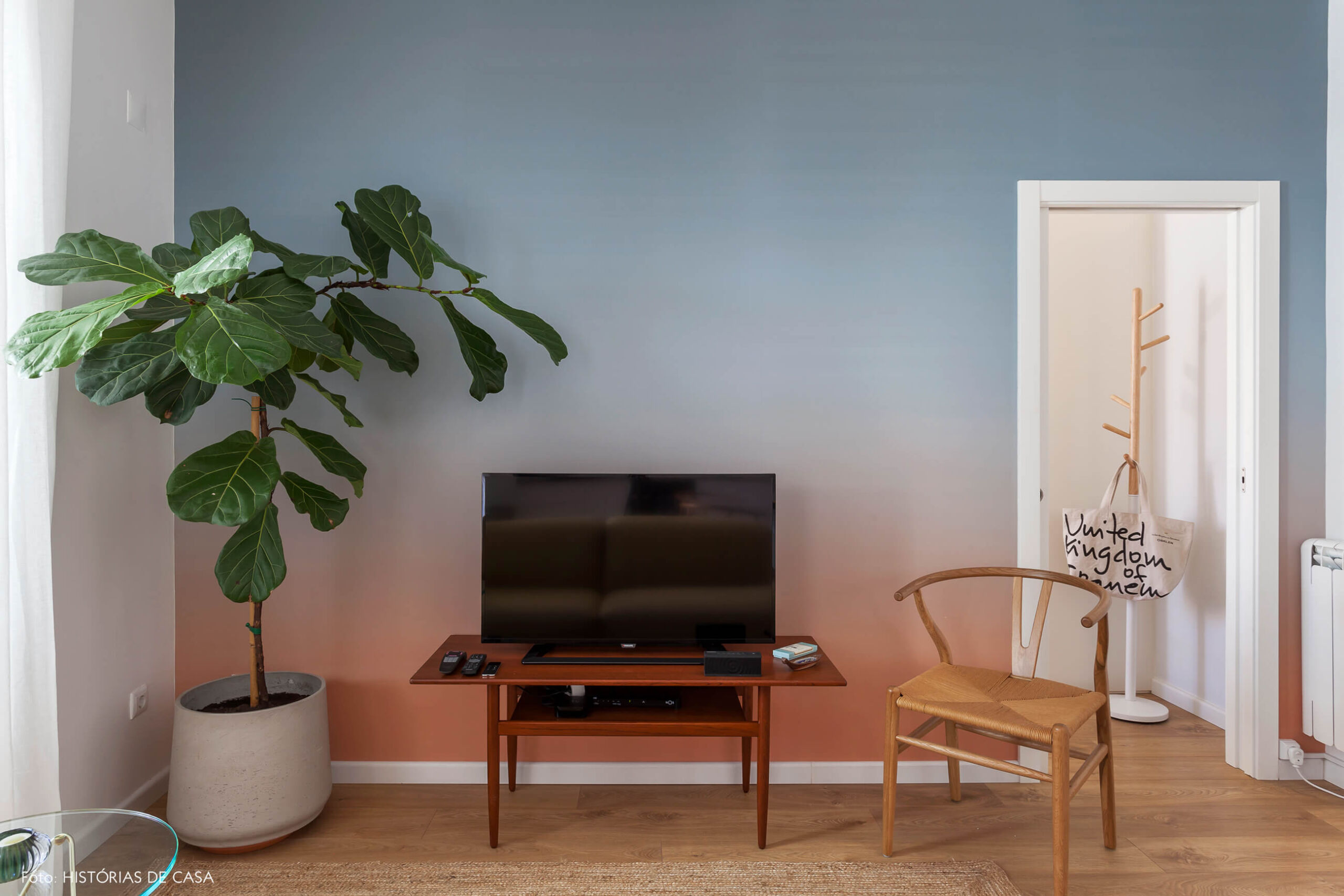 Sala com papel de parede degradê