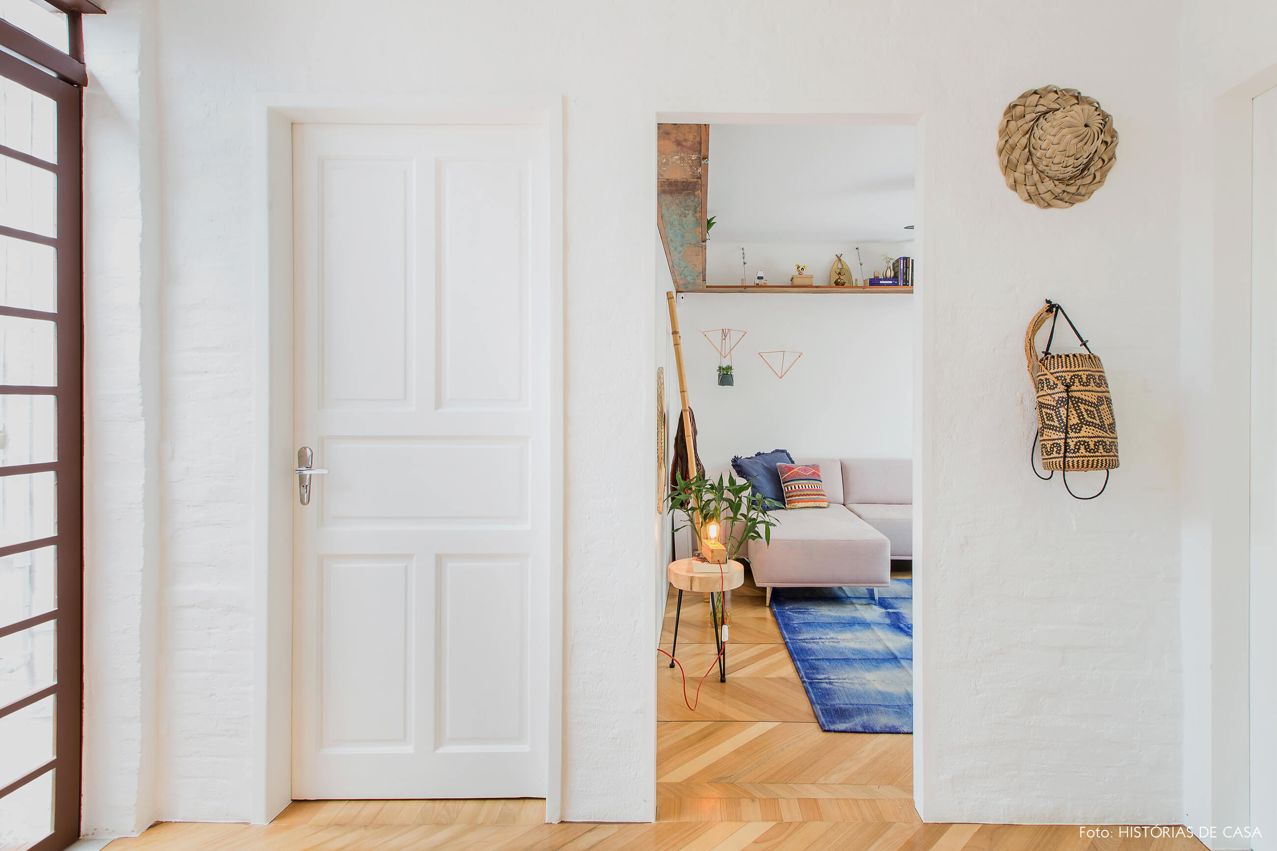 Casa com decoração colorida e paredes de tijolinho branco