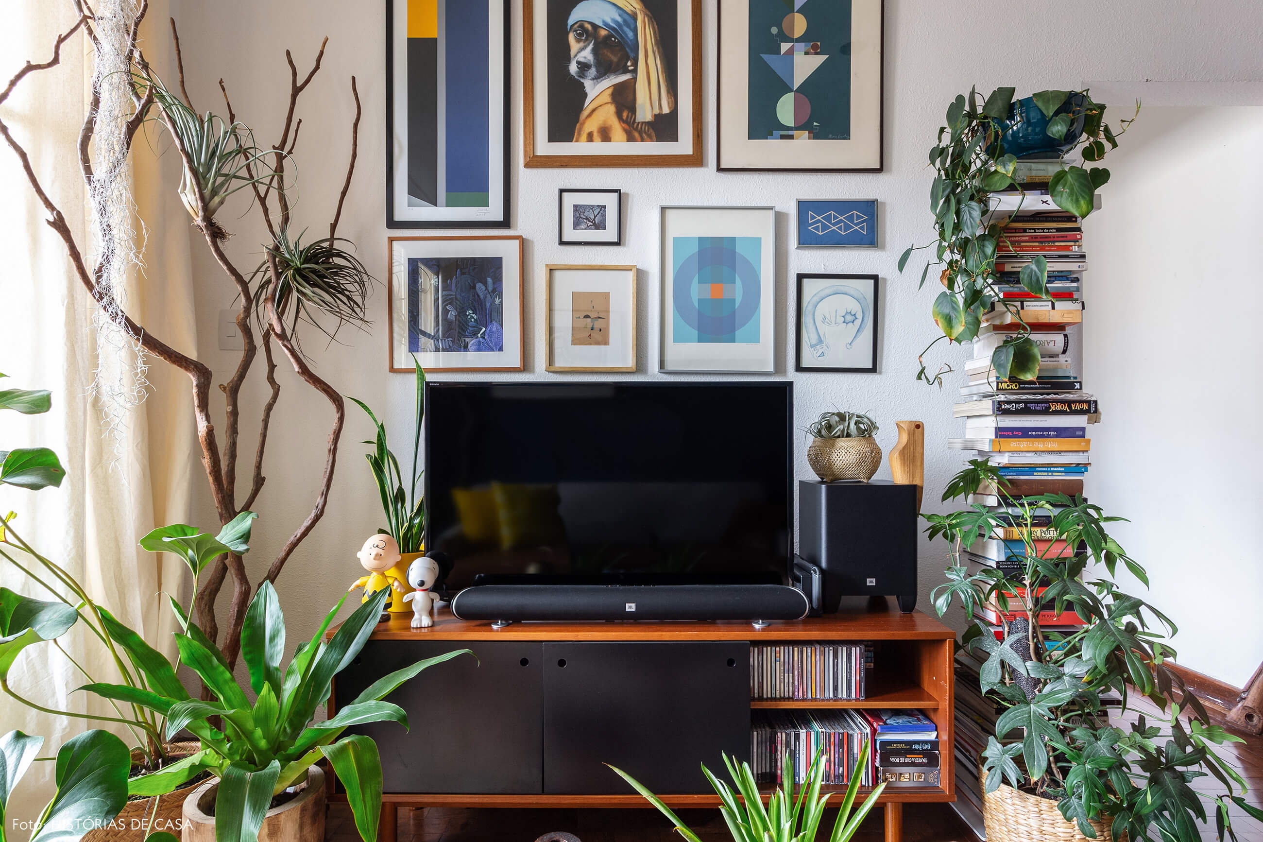 Sala colorida com móveis vintage e plantas