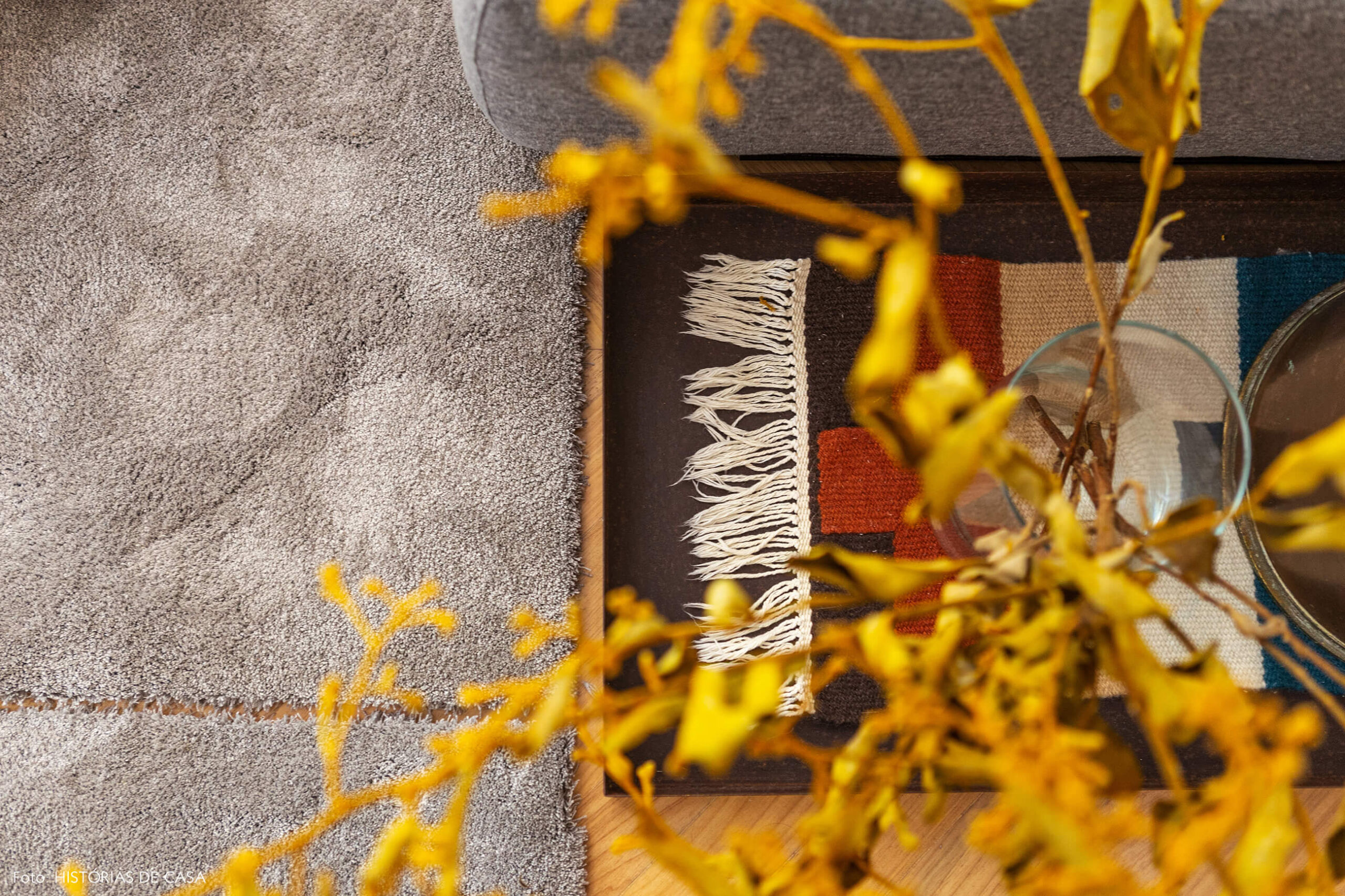 Sala integrada com tapete cinza