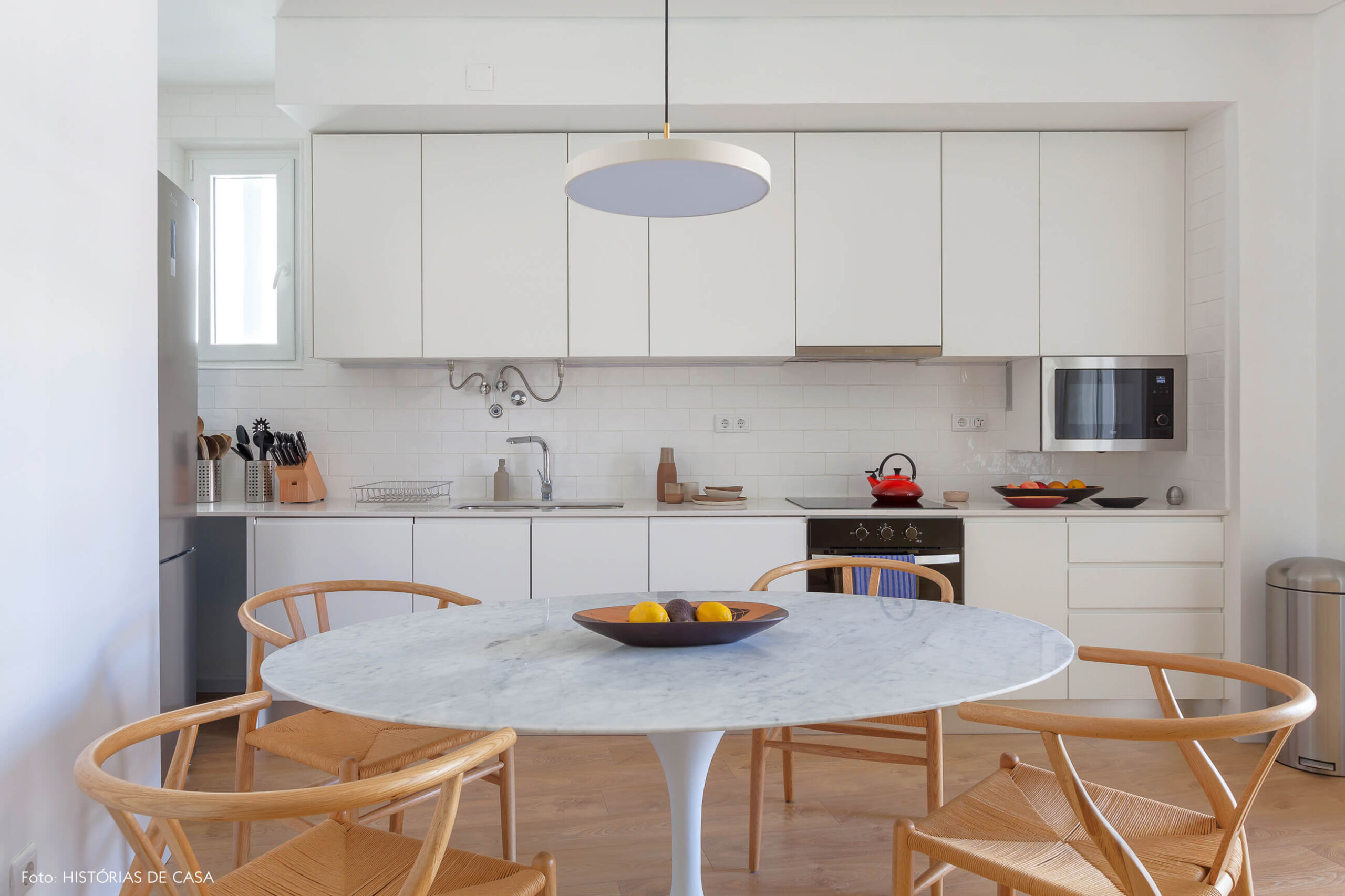 Cozinha branca com cadeiras Wishbone