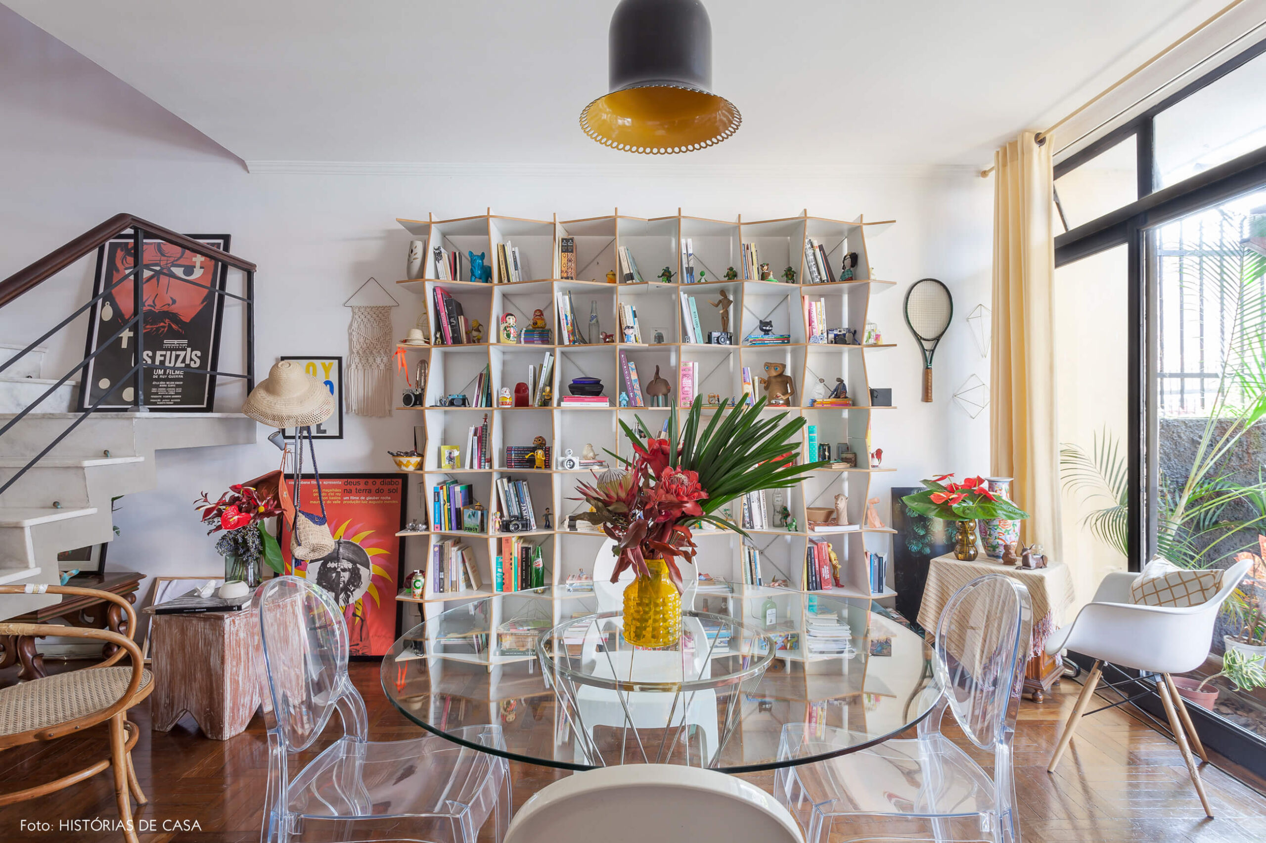 Sala com estante branca e muitos objetos coloridos