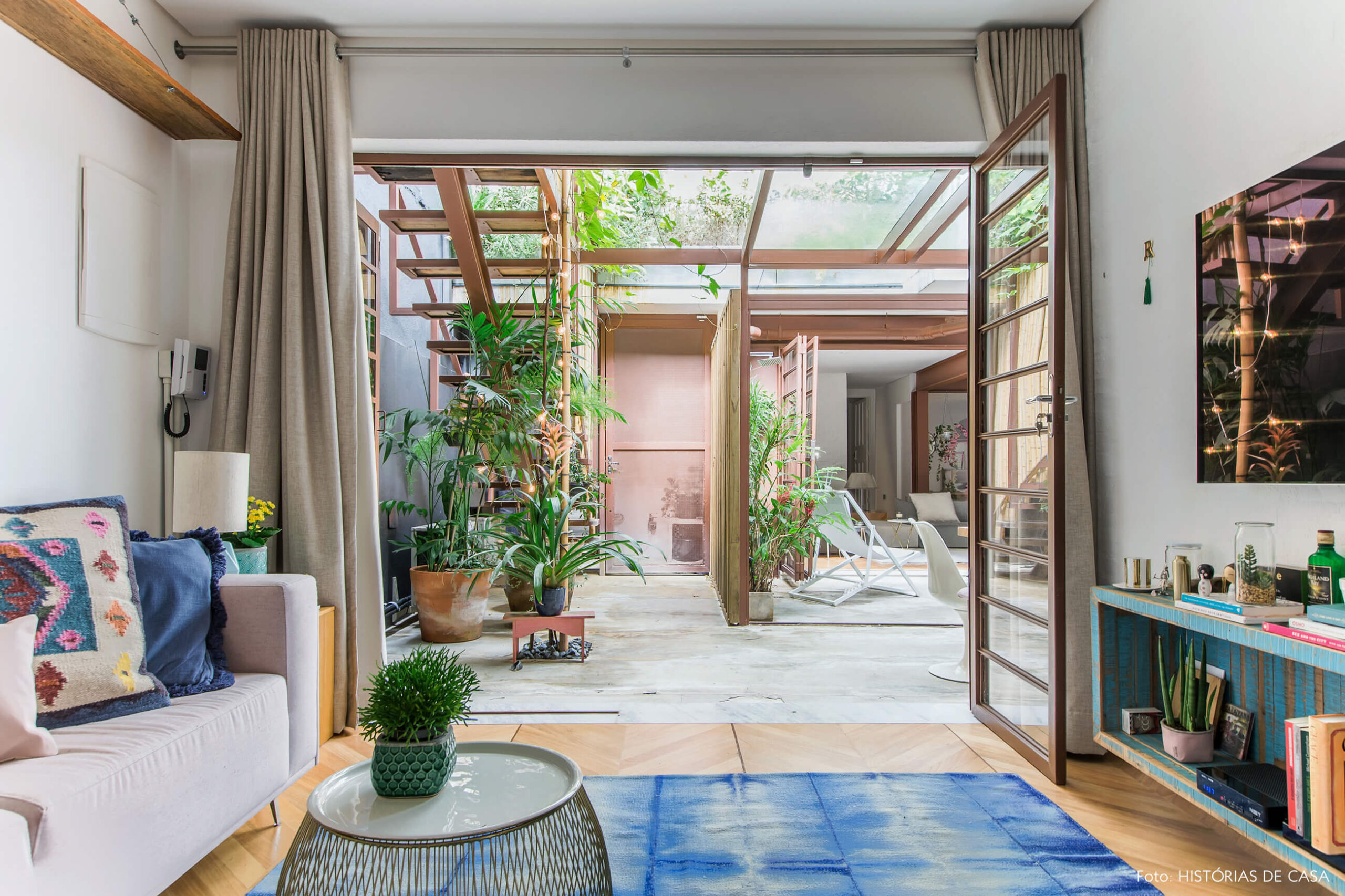 Casa com decoração colorida e tapete azul na sala