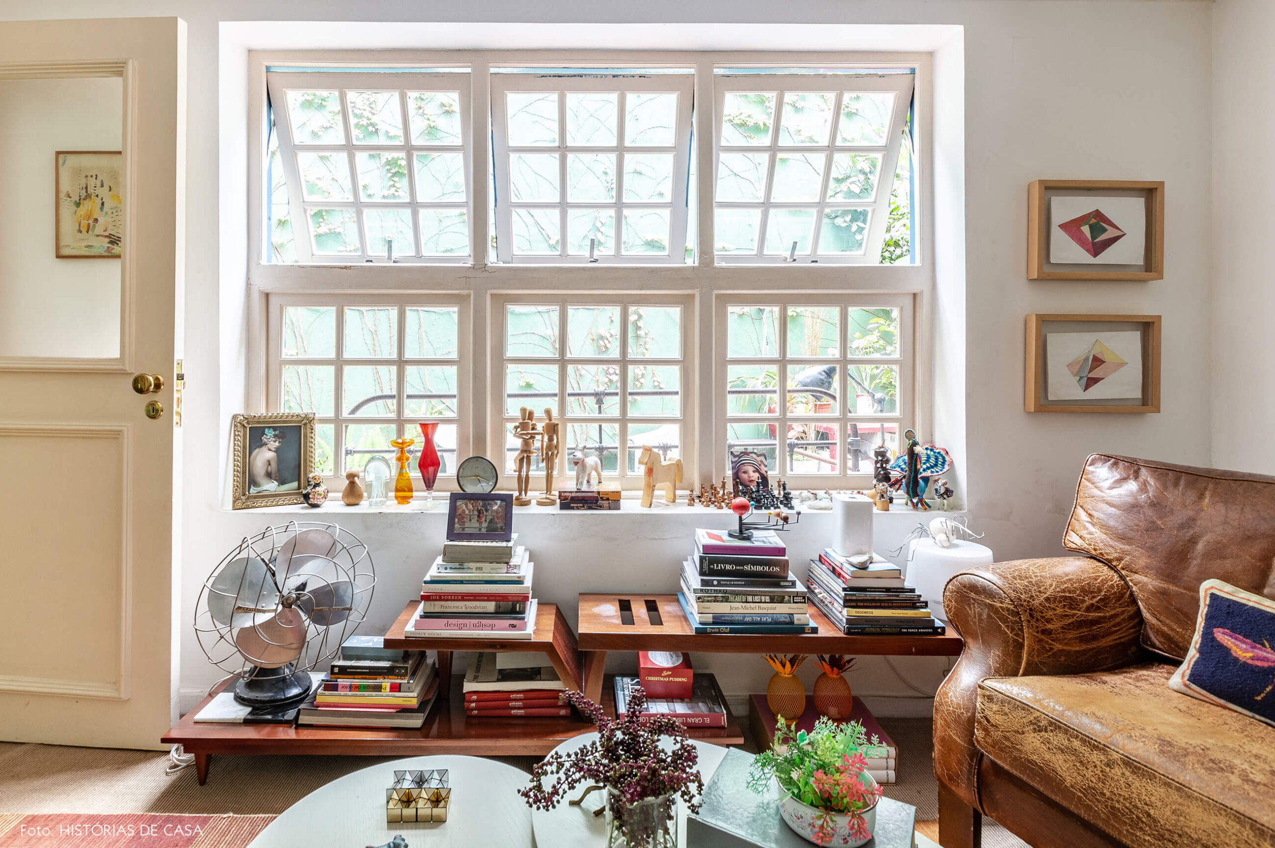 Sala com janela antiga e mesa de centro redonda