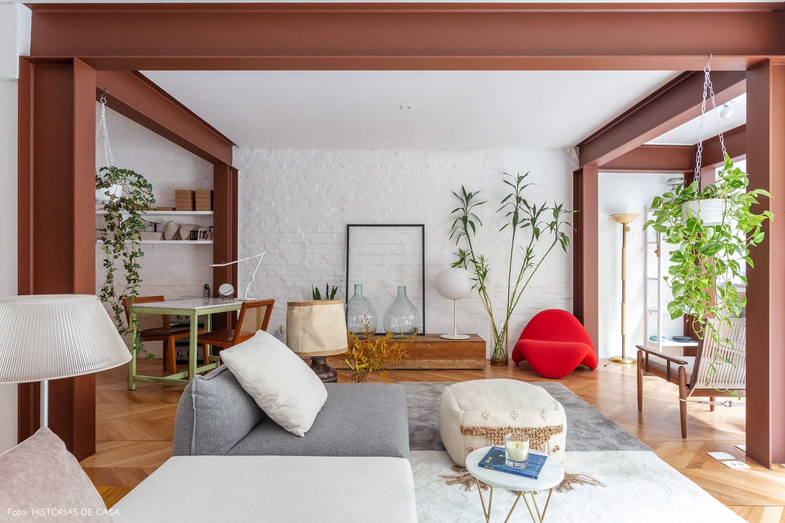 Sala integrada com vigas metálicas