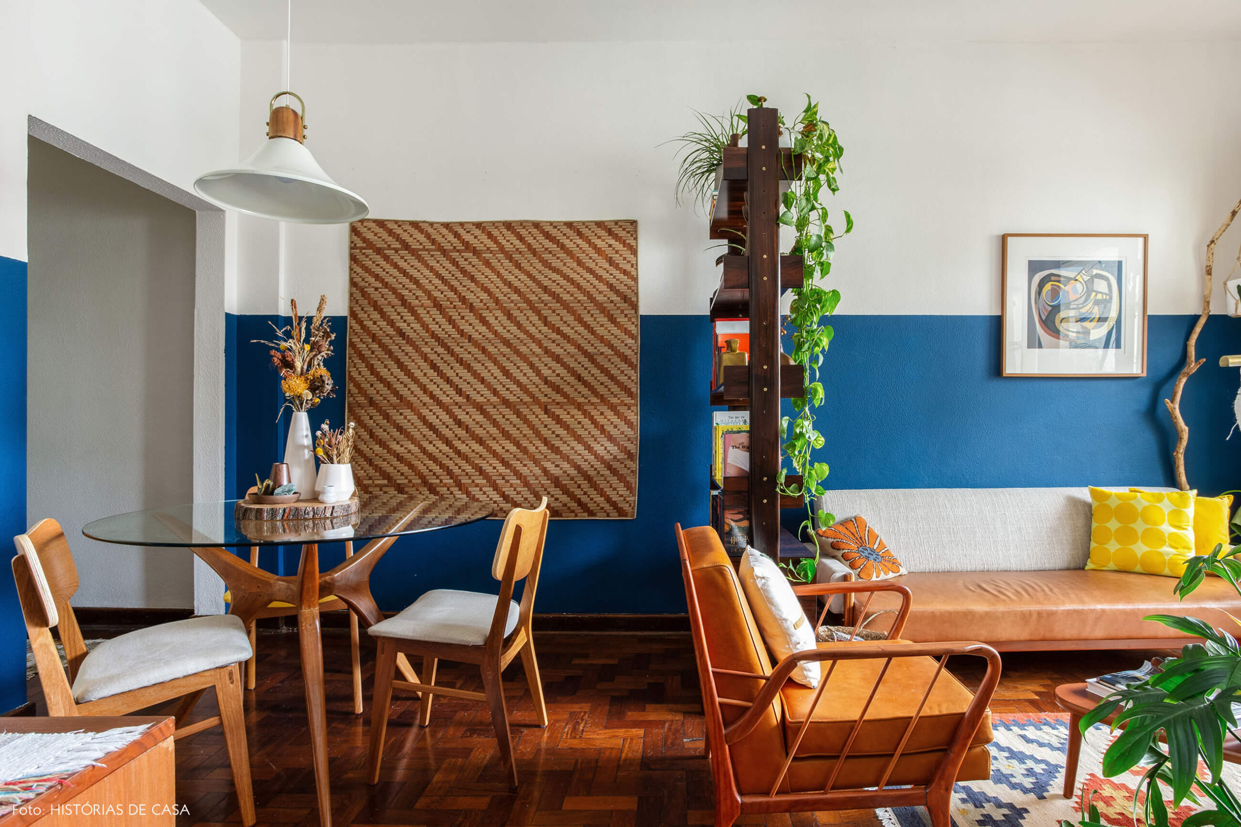 Sala de jantar integrada com parede azul