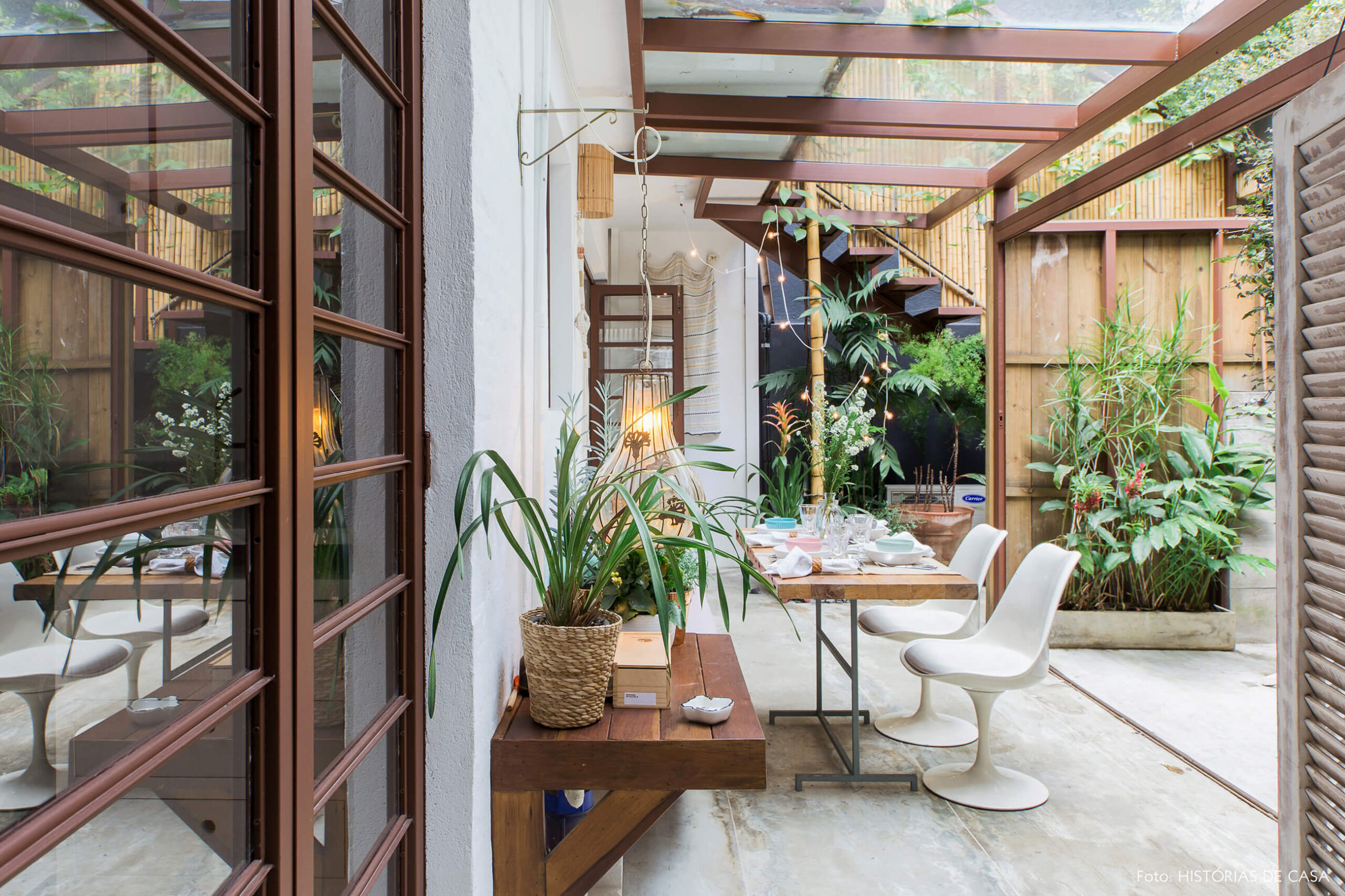 Casa com quintal e mesa de refeições na área externa