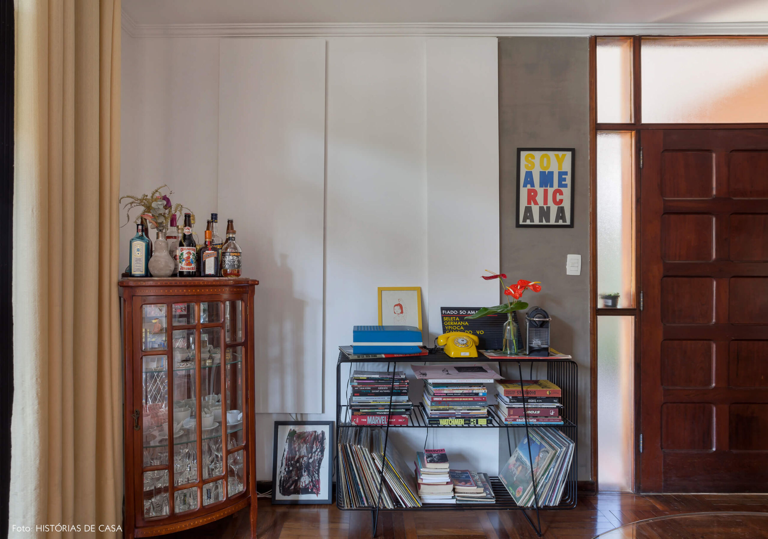 Sala de jantar com buffet aramado preto