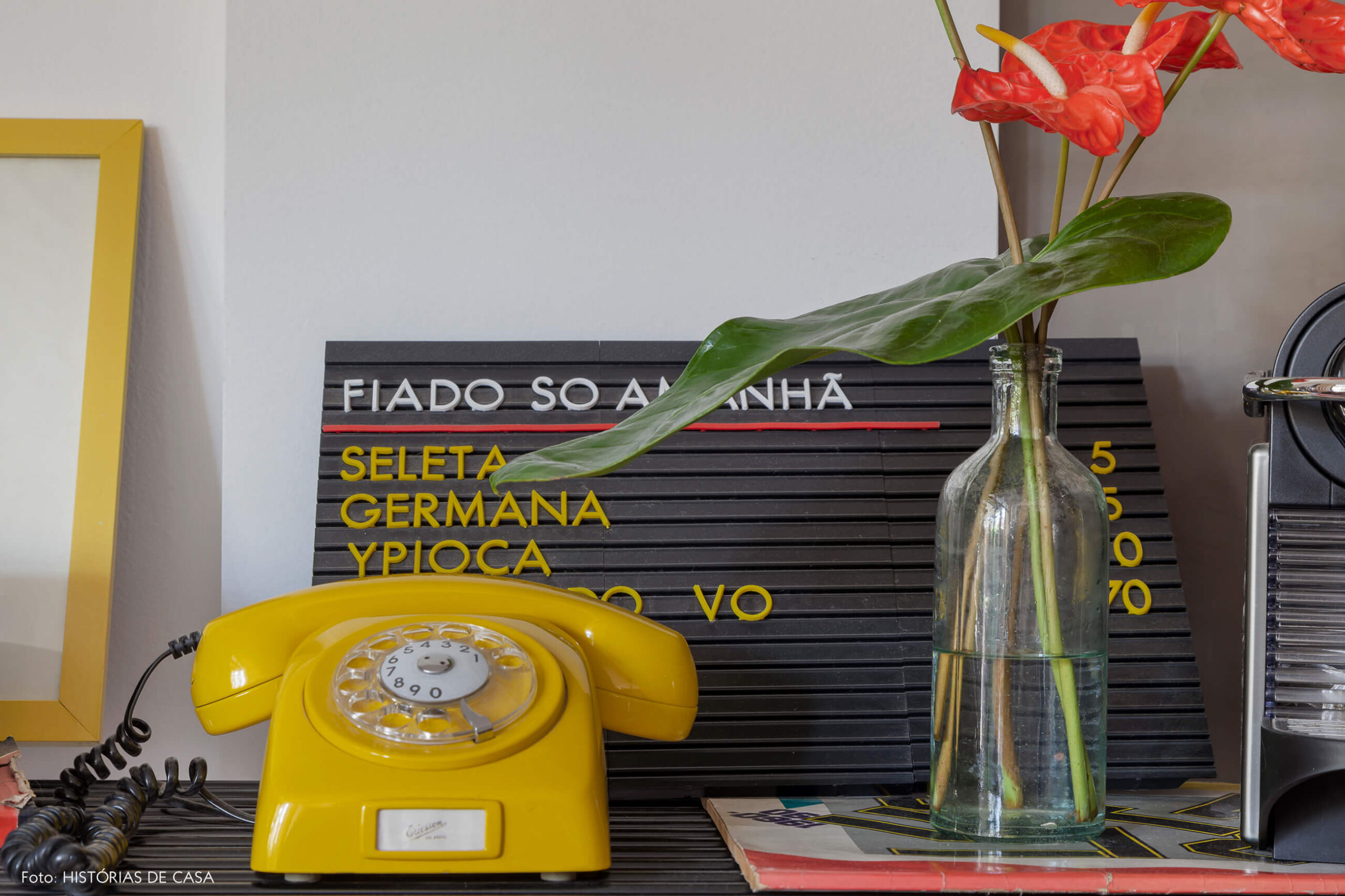 Decoração colorida com detalhes bacanas, como um telefone amarelo