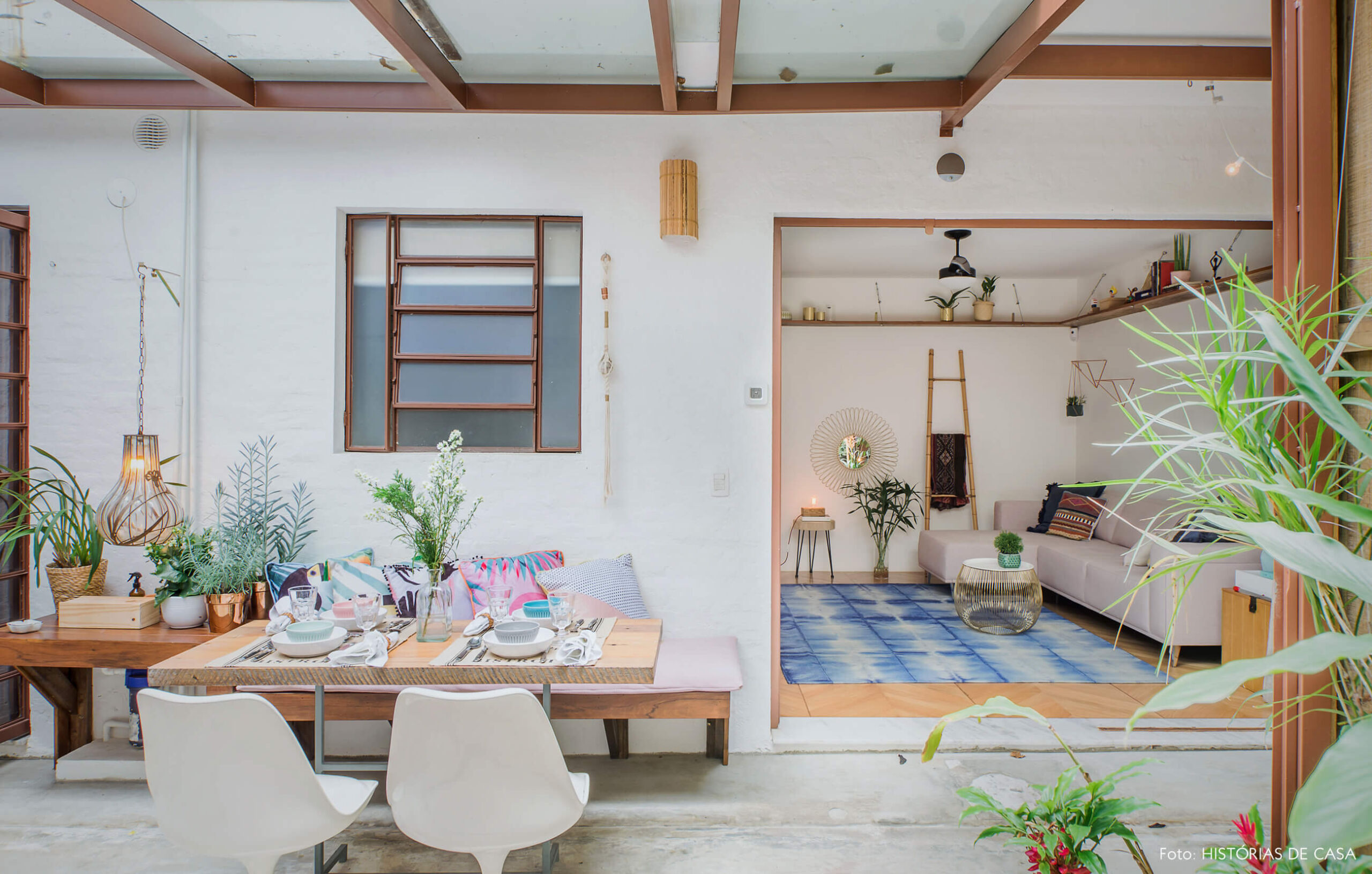 Casa com quintal e mesa de refeições na área externa