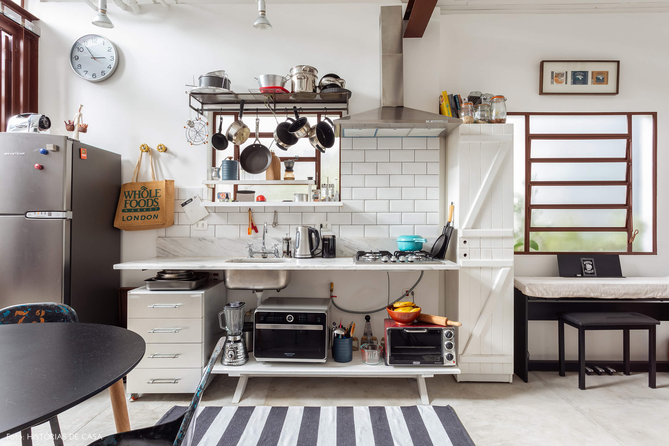 Casa com cozinha integrada e prateleiras abertas