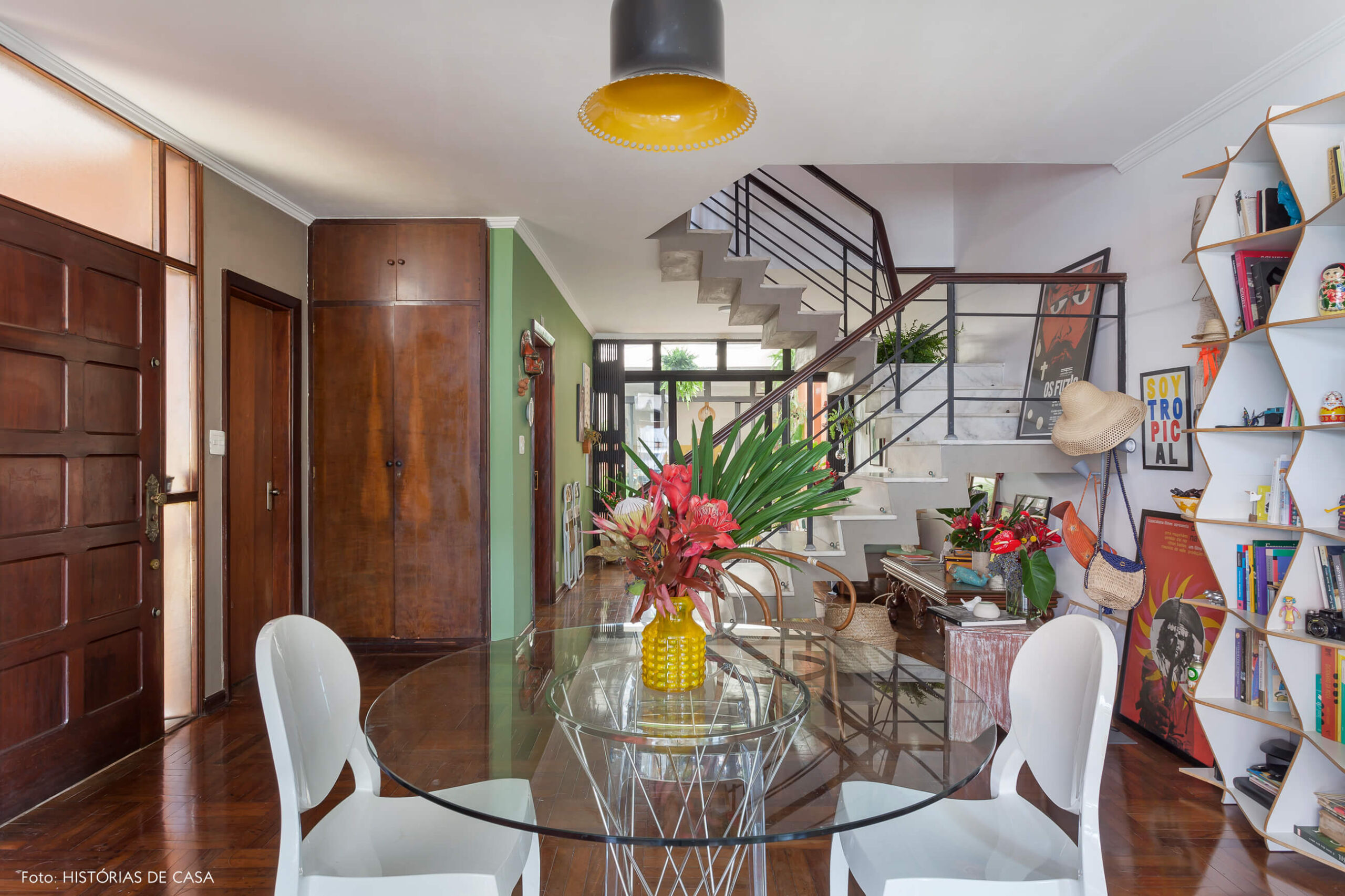 Sala integrada com mesa redonda de vidro