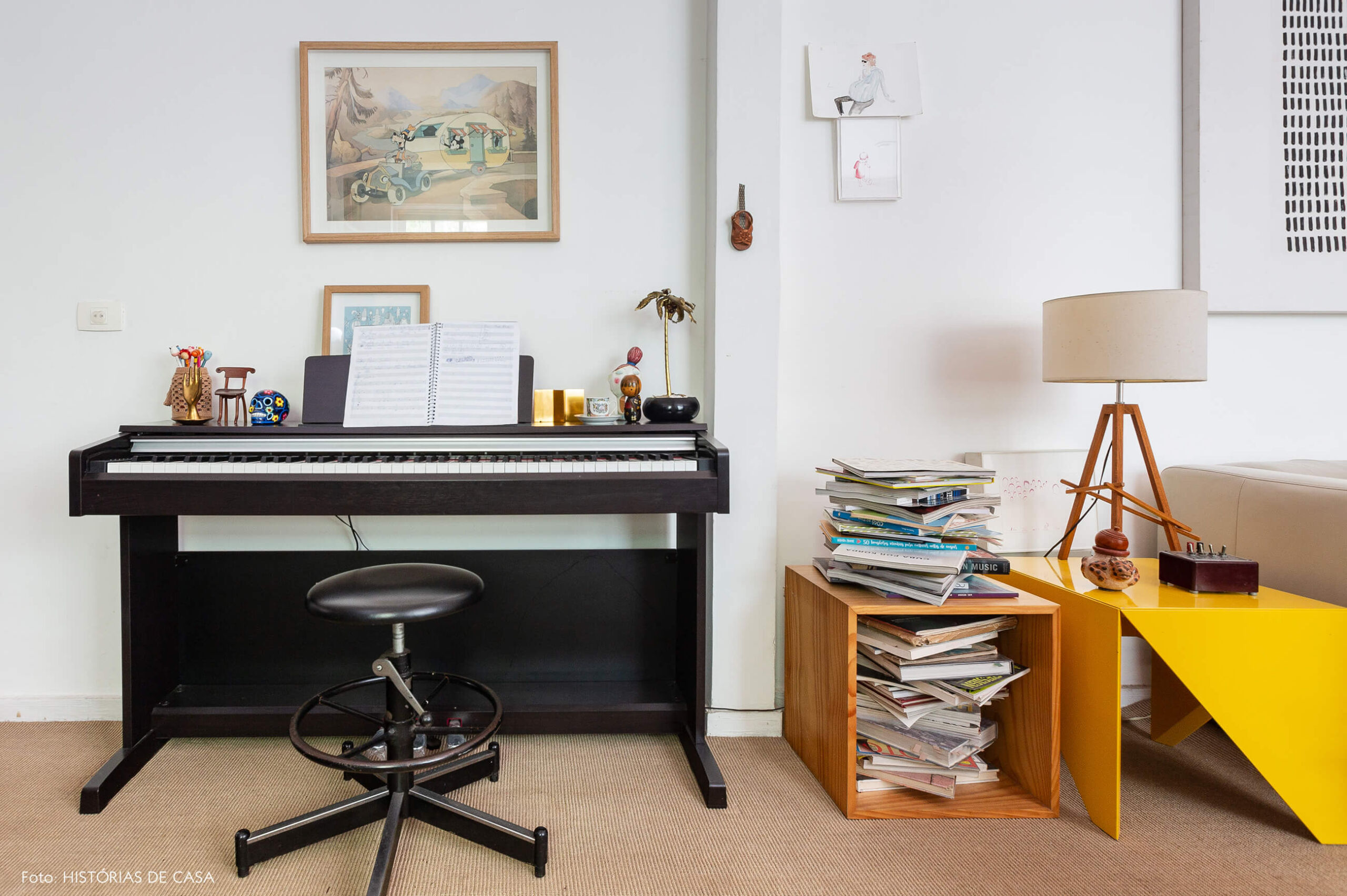 Sala com teclado e mesa lateral amarela