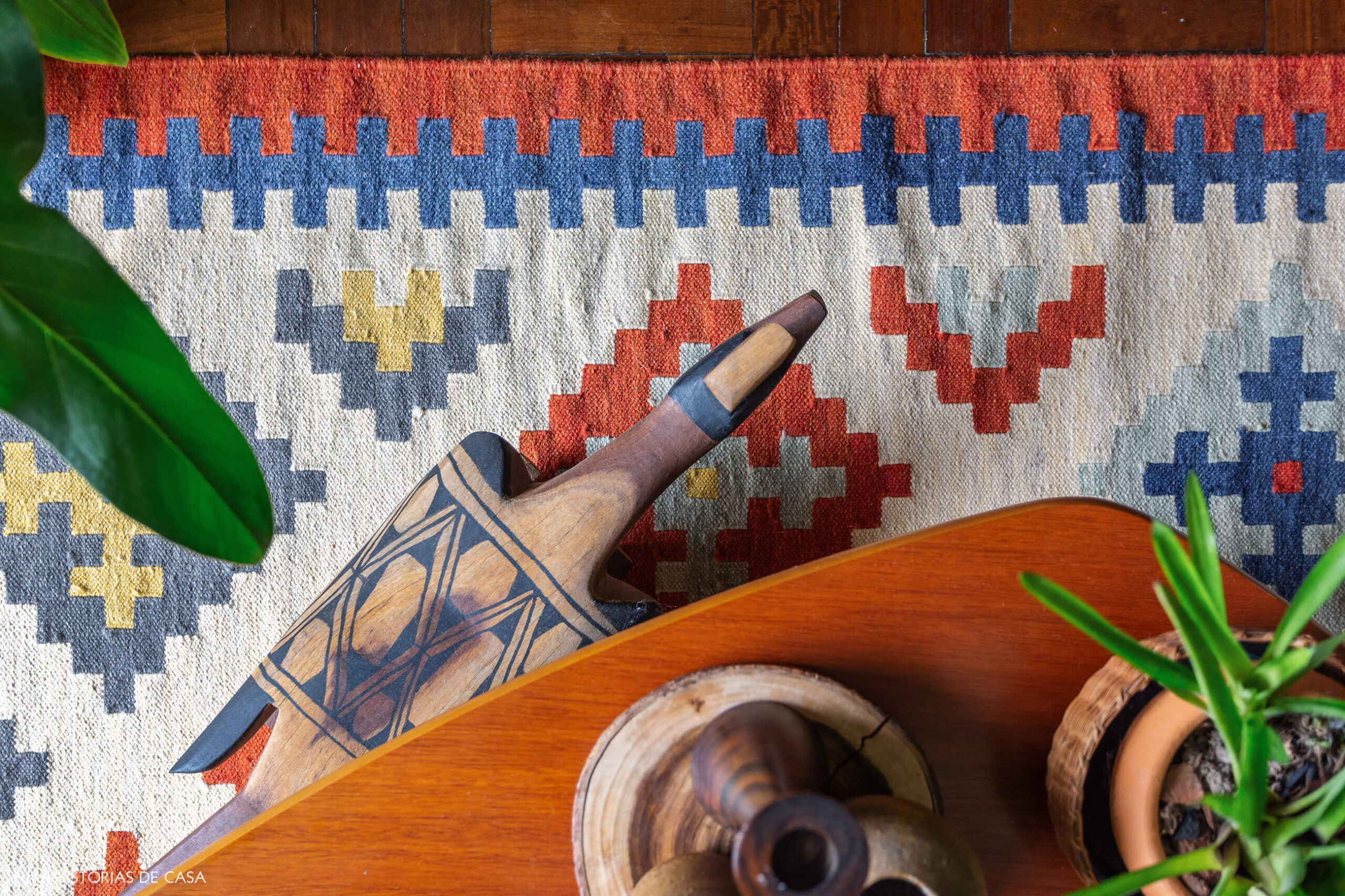 Sala integrada com varanda e tapete estampado