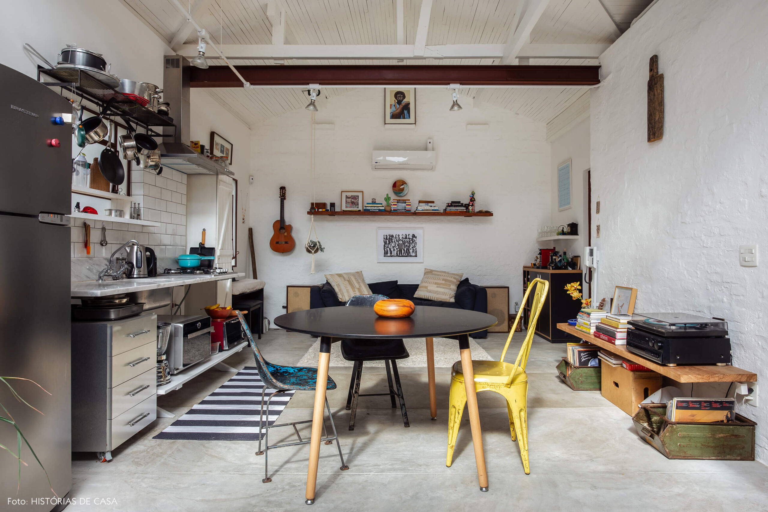 Casa com cozinha integrada e mesa redonda, estilo industrial