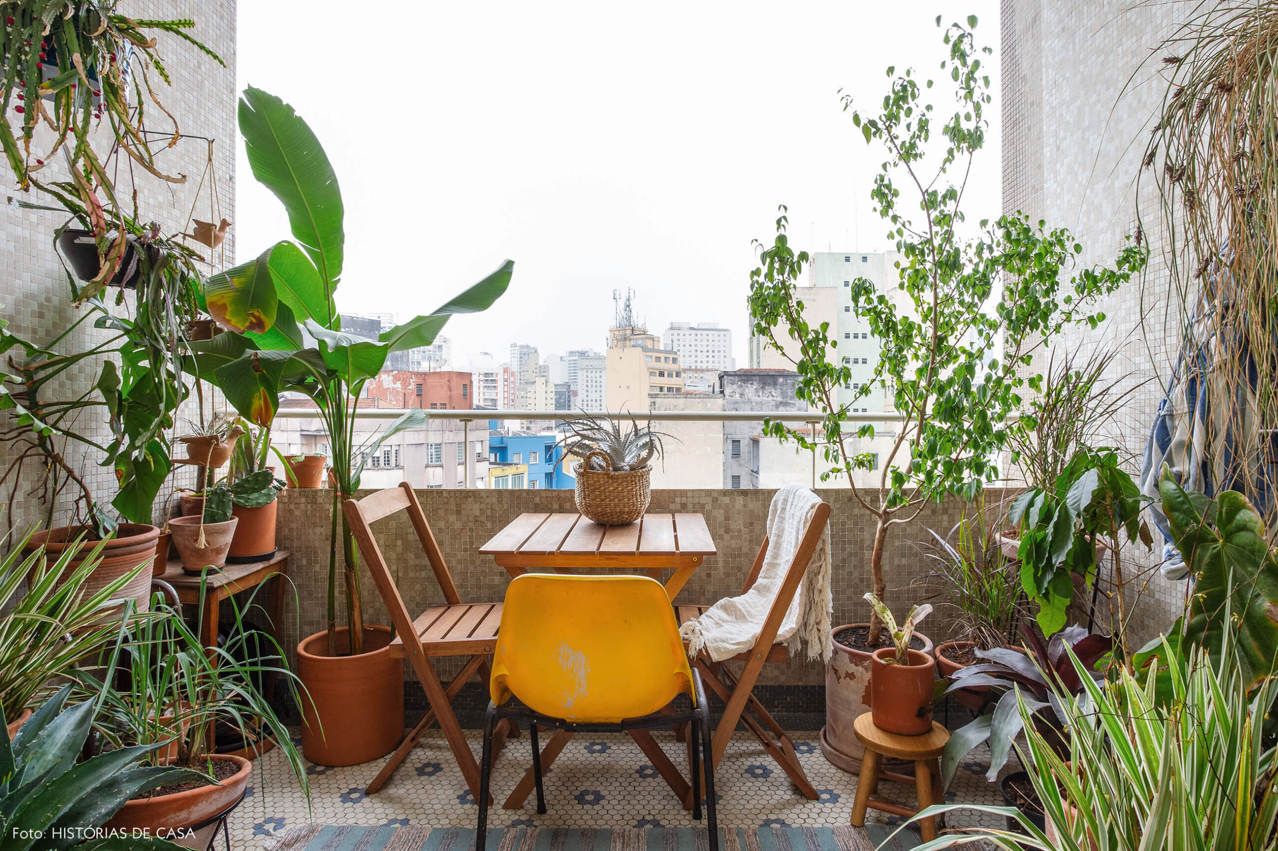 Varanda antiga com plantas e cadeira amarela