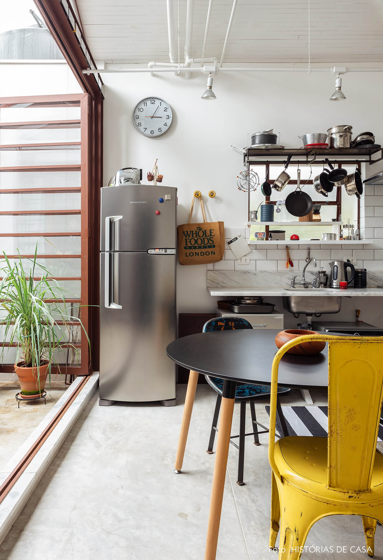 Casa com cozinha integrada e prateleiras abertas