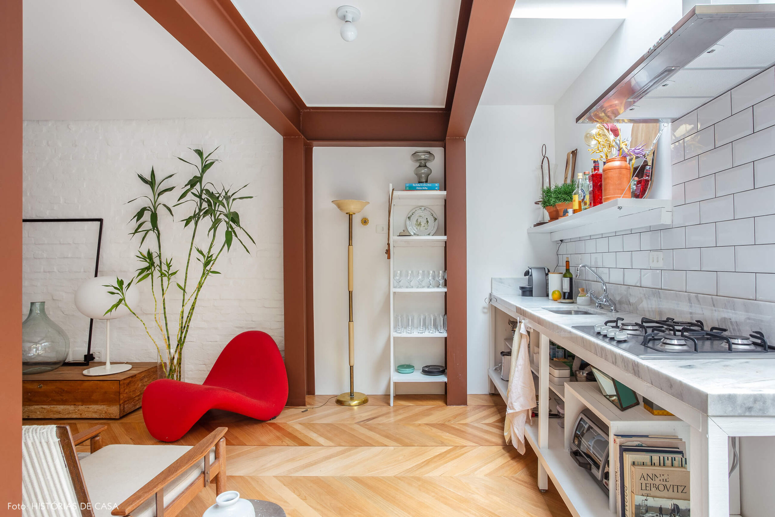 Casa com cozinha integrada e piso espinha de peixe