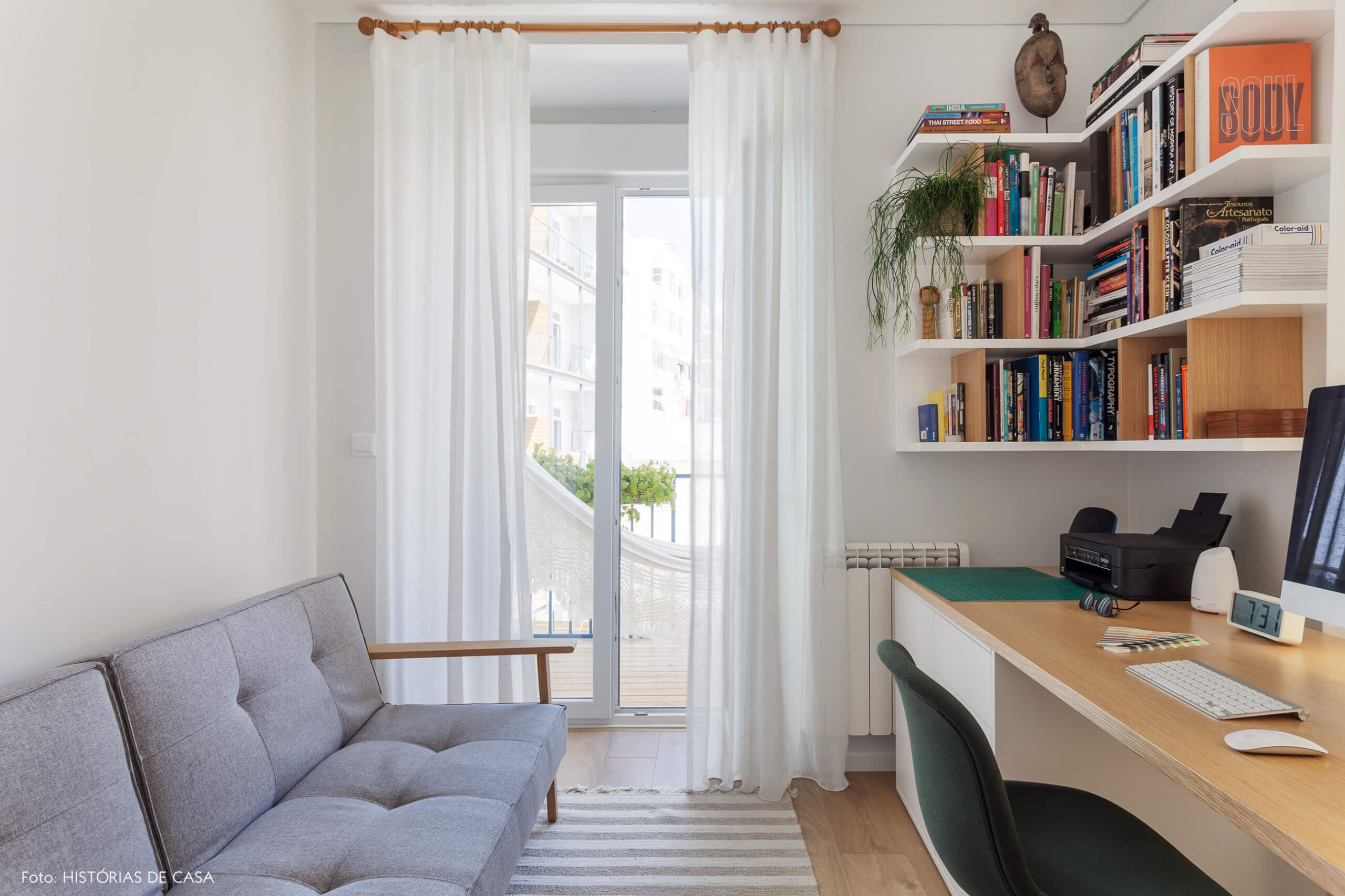 Home office com estante em L e sofá cinza